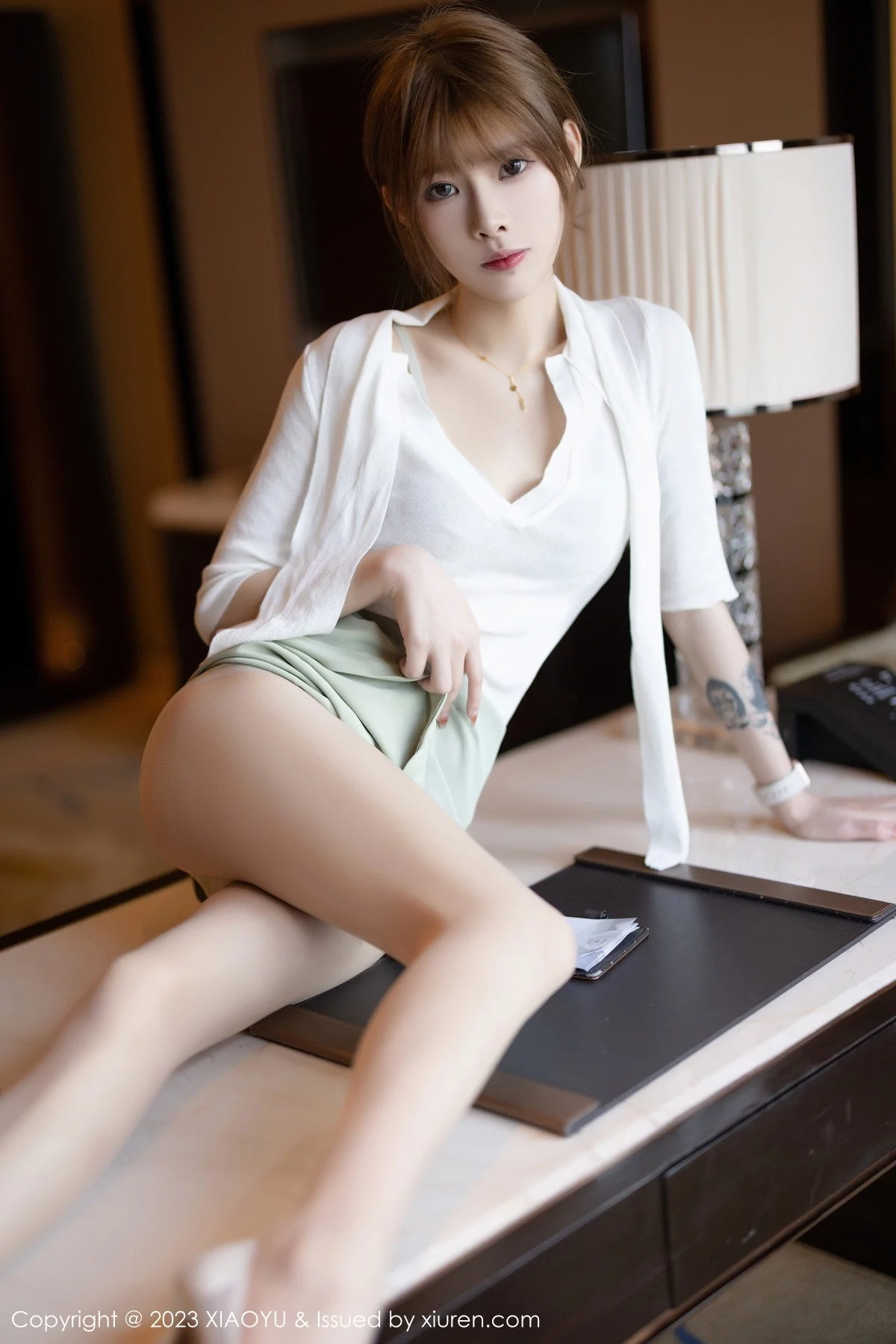 Xgyw.Org_[XiaoYu画语界]Vol.939_模特77qiqi白色上衣配蓝短裙半脱露浅色内衣配原色丝袜诱惑写真90P