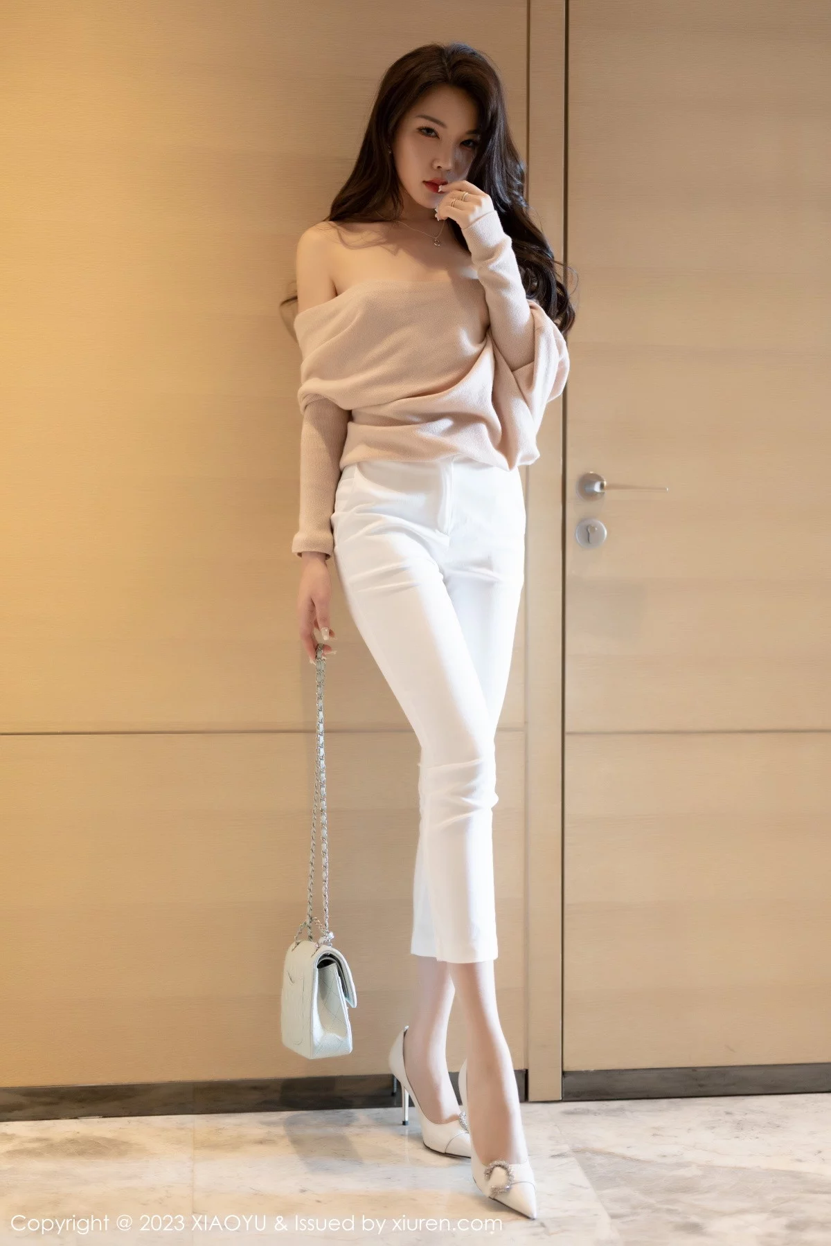 Xgyw.Org_[XiaoYu画语界]Vol.940_女神徐莉芝Booty浅暖色上衣配白色长裤露白色刺绣内衣诱惑写真93P