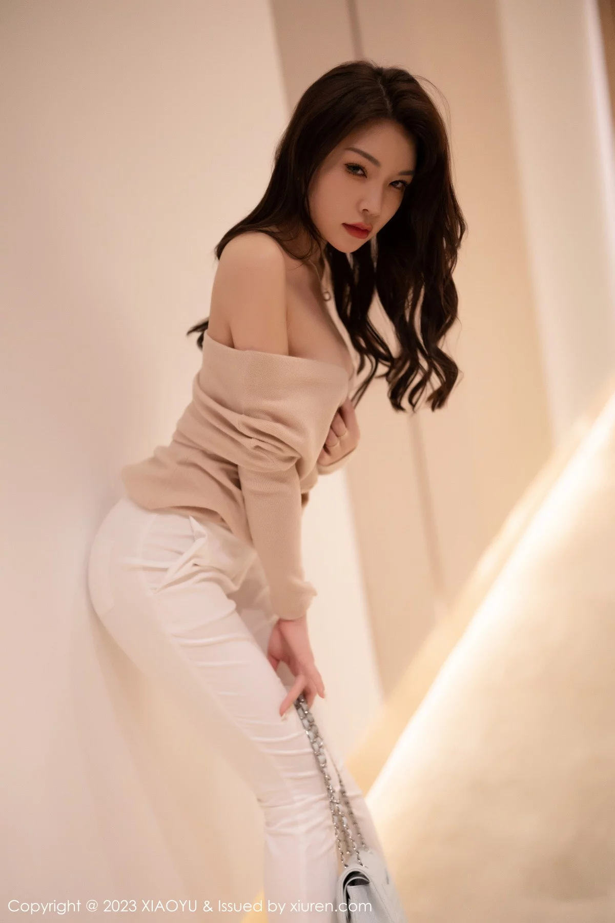 Xgyw.Org_[XiaoYu画语界]Vol.940_女神徐莉芝Booty浅暖色上衣配白色长裤露白色刺绣内衣诱惑写真93P