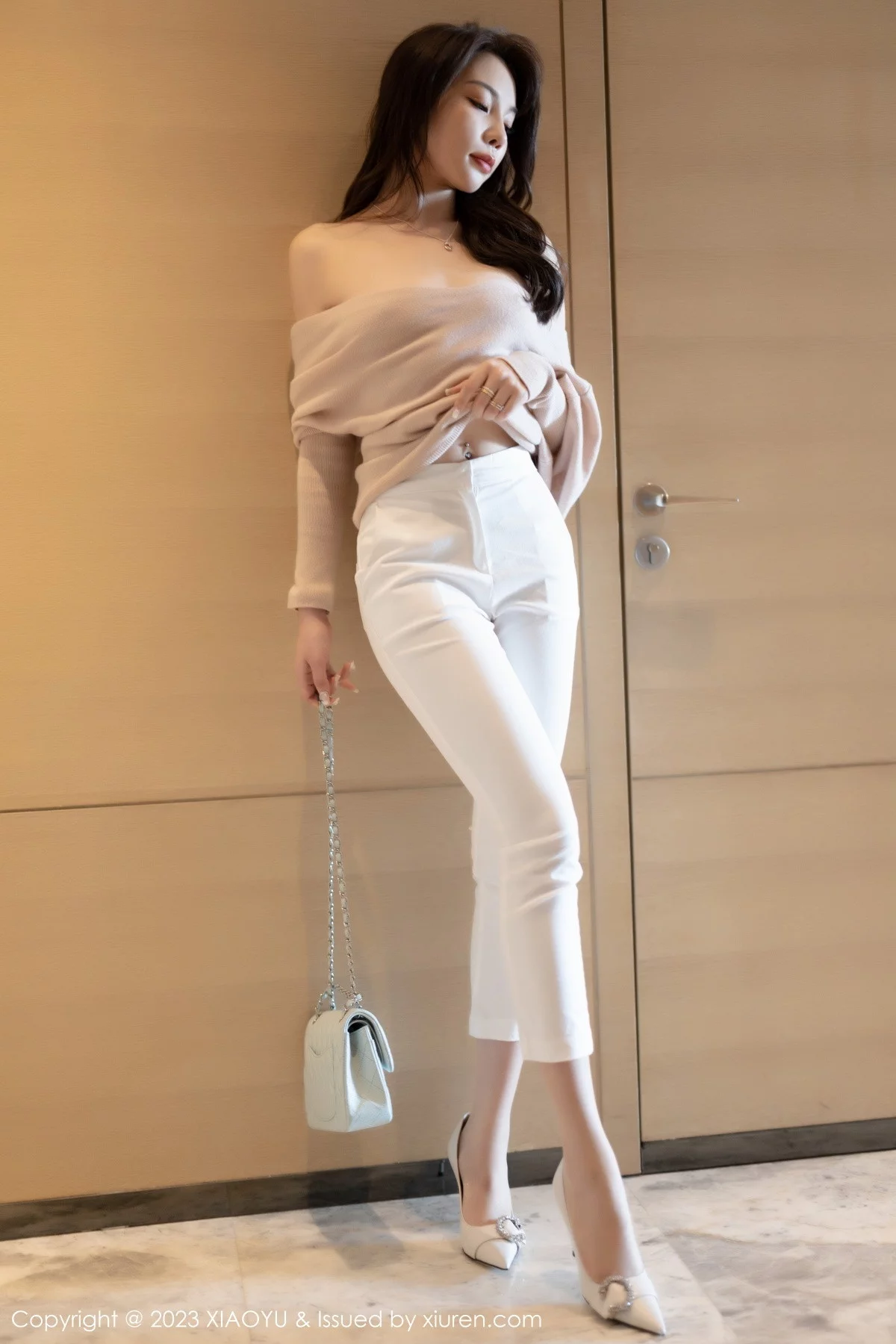 Xgyw.Org_[XiaoYu画语界]Vol.940_女神徐莉芝Booty浅暖色上衣配白色长裤露白色刺绣内衣诱惑写真93P