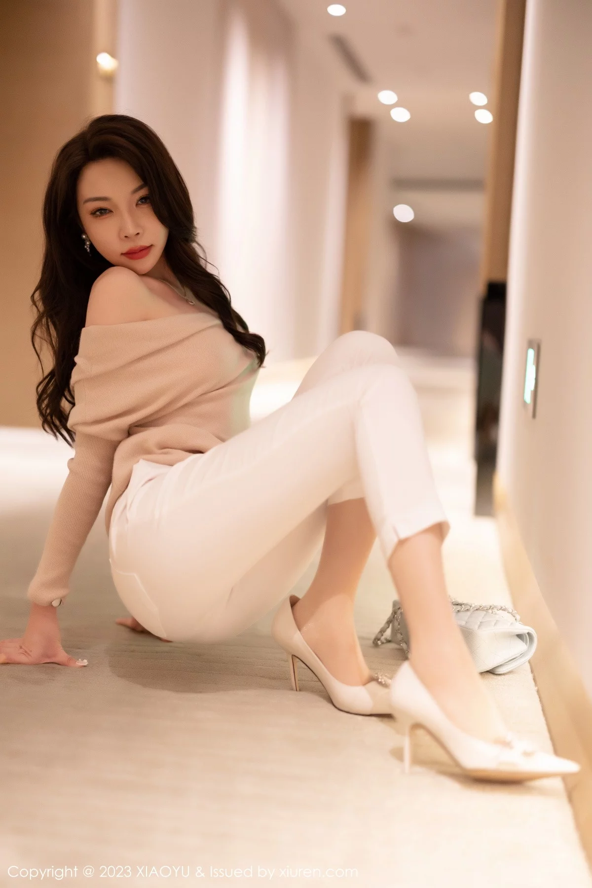 Xgyw.Org_[XiaoYu画语界]Vol.940_女神徐莉芝Booty浅暖色上衣配白色长裤露白色刺绣内衣诱惑写真93P