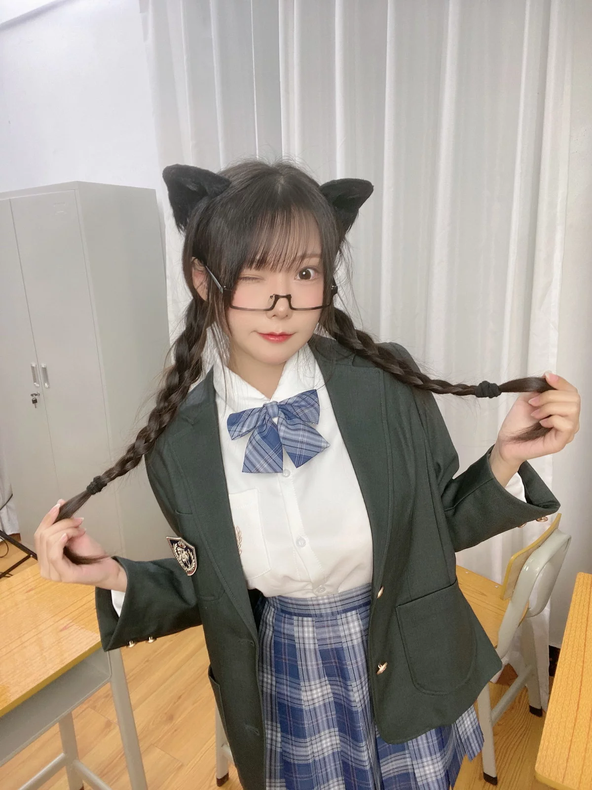 Xgyw.Org_网络美女香草喵露露JK制服自拍主题私房半脱制服露性感蕾丝内衣完美诱惑写真39P
