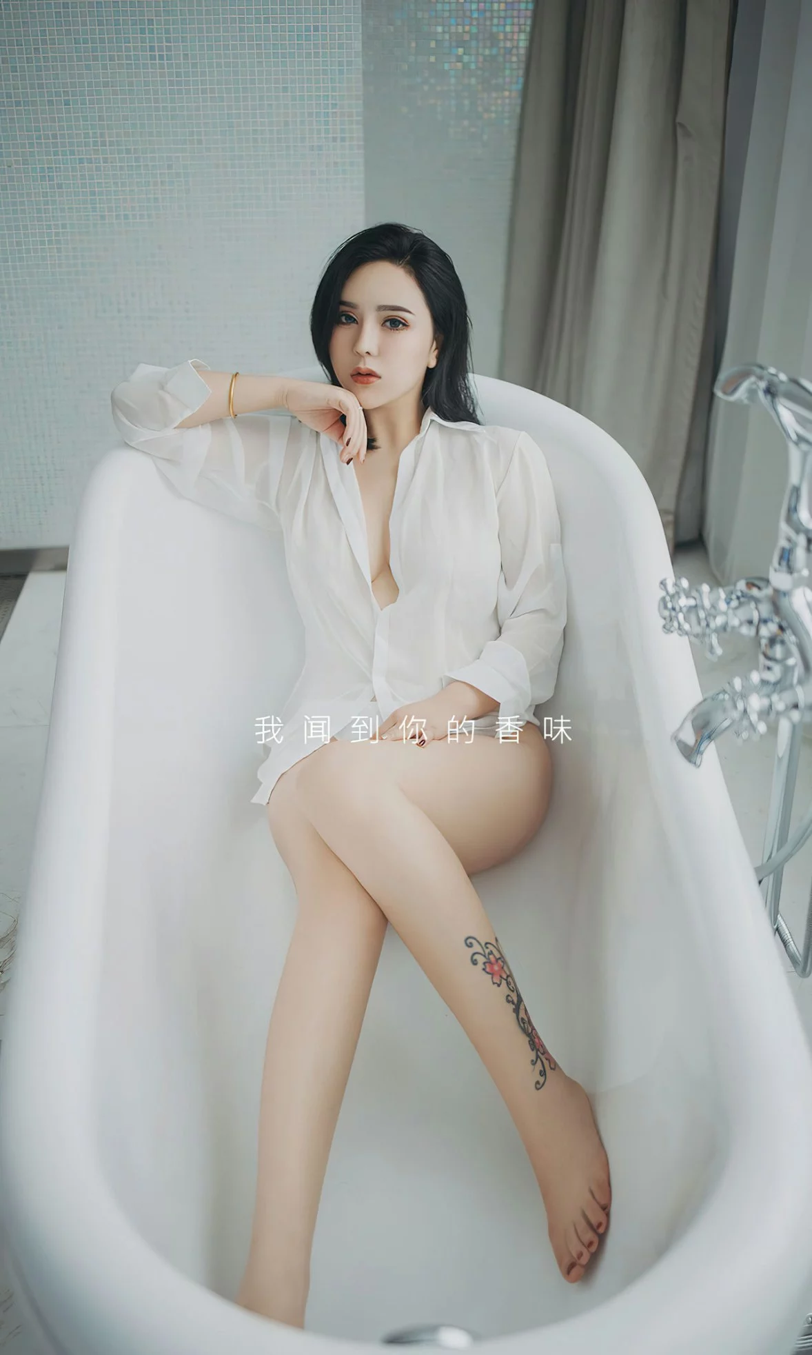 Xgyw.Org_[Ugirls爱尤物]No.2499_模特伊诺私房低胸吊裙+浴室白衬衫湿身秀丰满身材诱惑写真35P