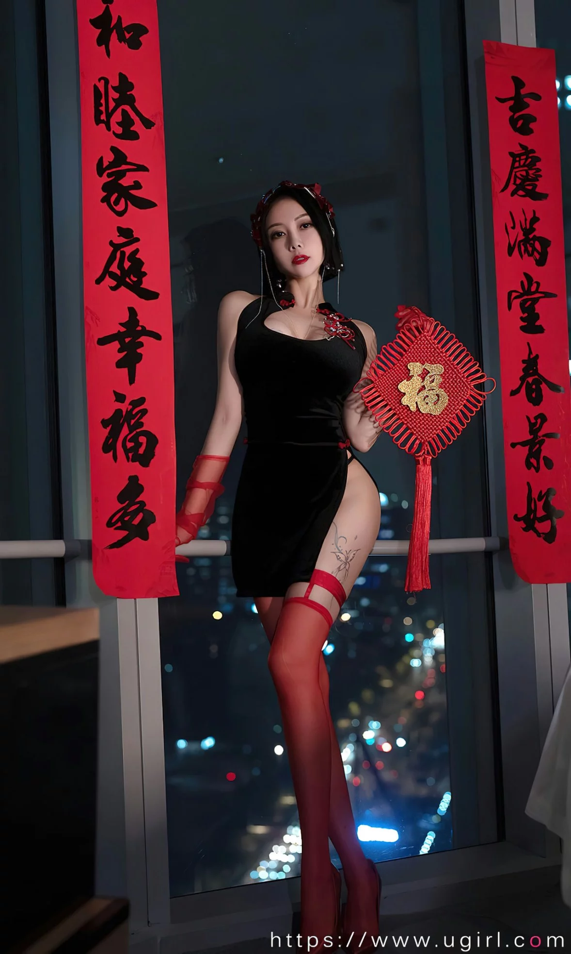 Xgyw.Org_[Ugirls爱尤物]No.2500_模特果儿性感黑色低胸情趣短旗袍配红丝袜秀完美身材诱惑写真35P