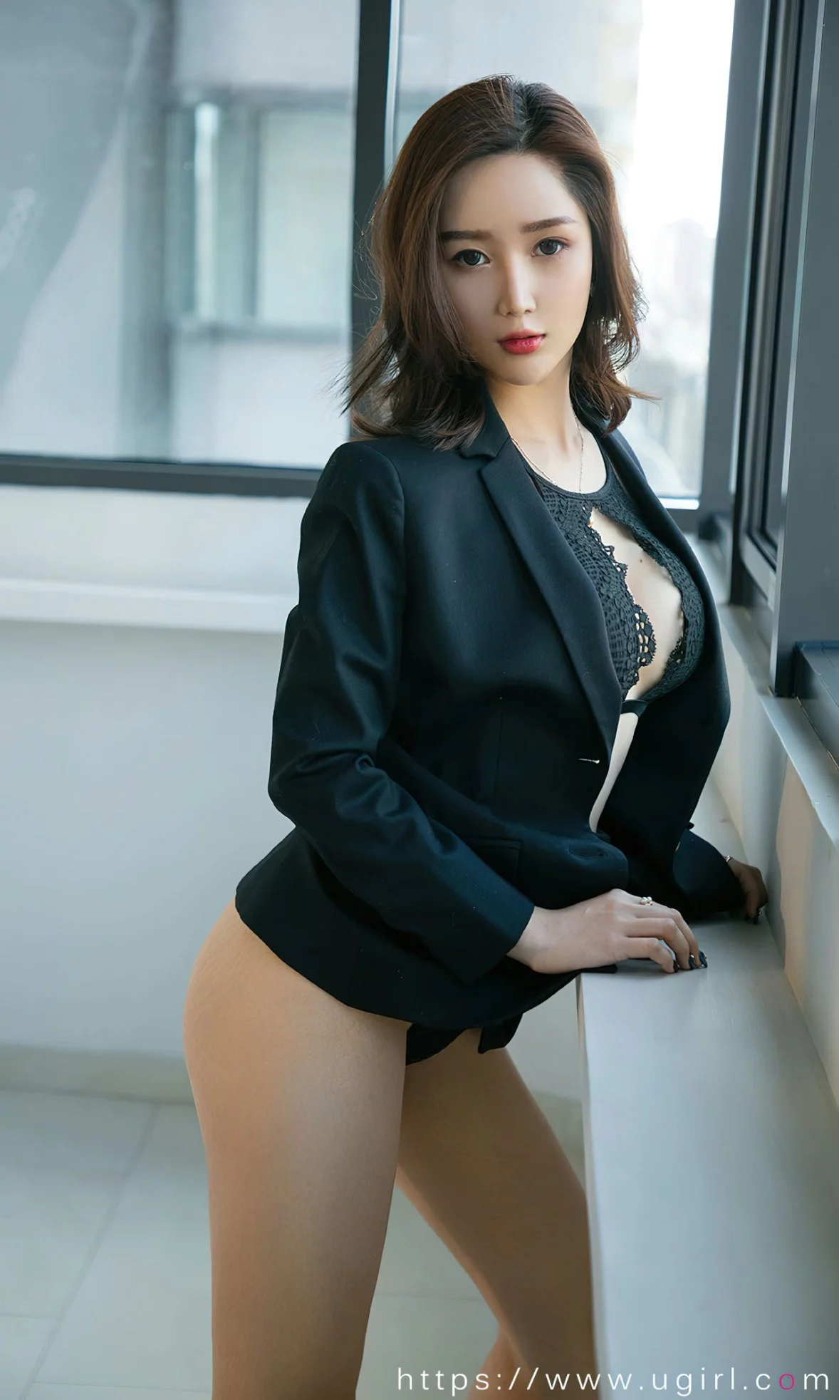Xgyw.Org_[Ugirls爱尤物]No.2510_模特李莉莉私房性感黑色缕空蕾丝内衣+低胸吊裙迷人诱惑写真35P