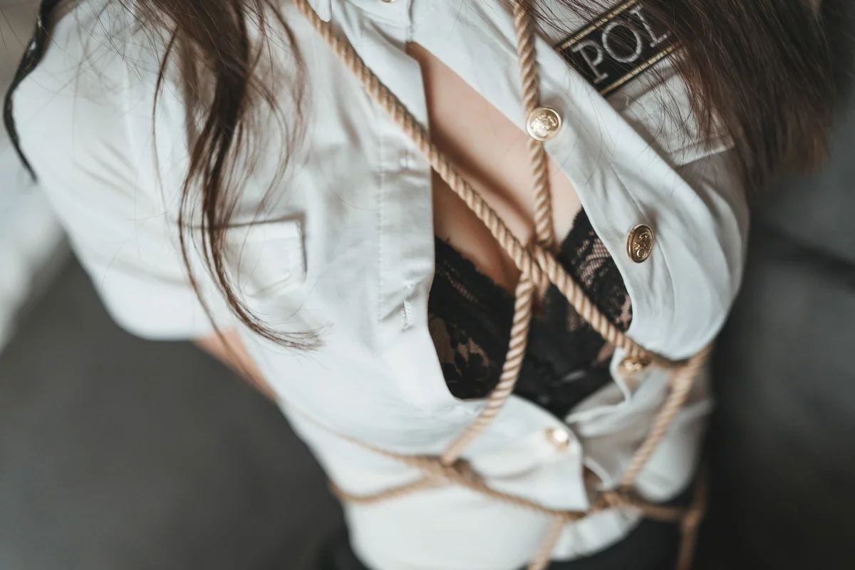 Xgyw.Org_网络美女51酱制服主题性感女警制服情趣捆绑半脱露黑色蕾丝内衣诱惑写真71P
