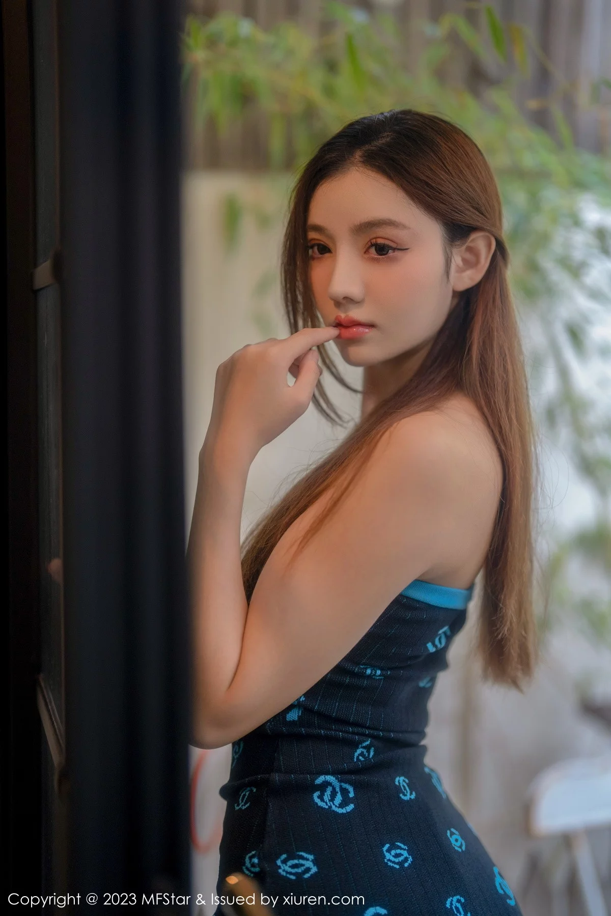 Xgyw.Org_[MFStar模范学院]Vol.586_新人模特加朵babe深色露肩连衣短裙秀魔鬼般凹凸身材诱惑写真73P