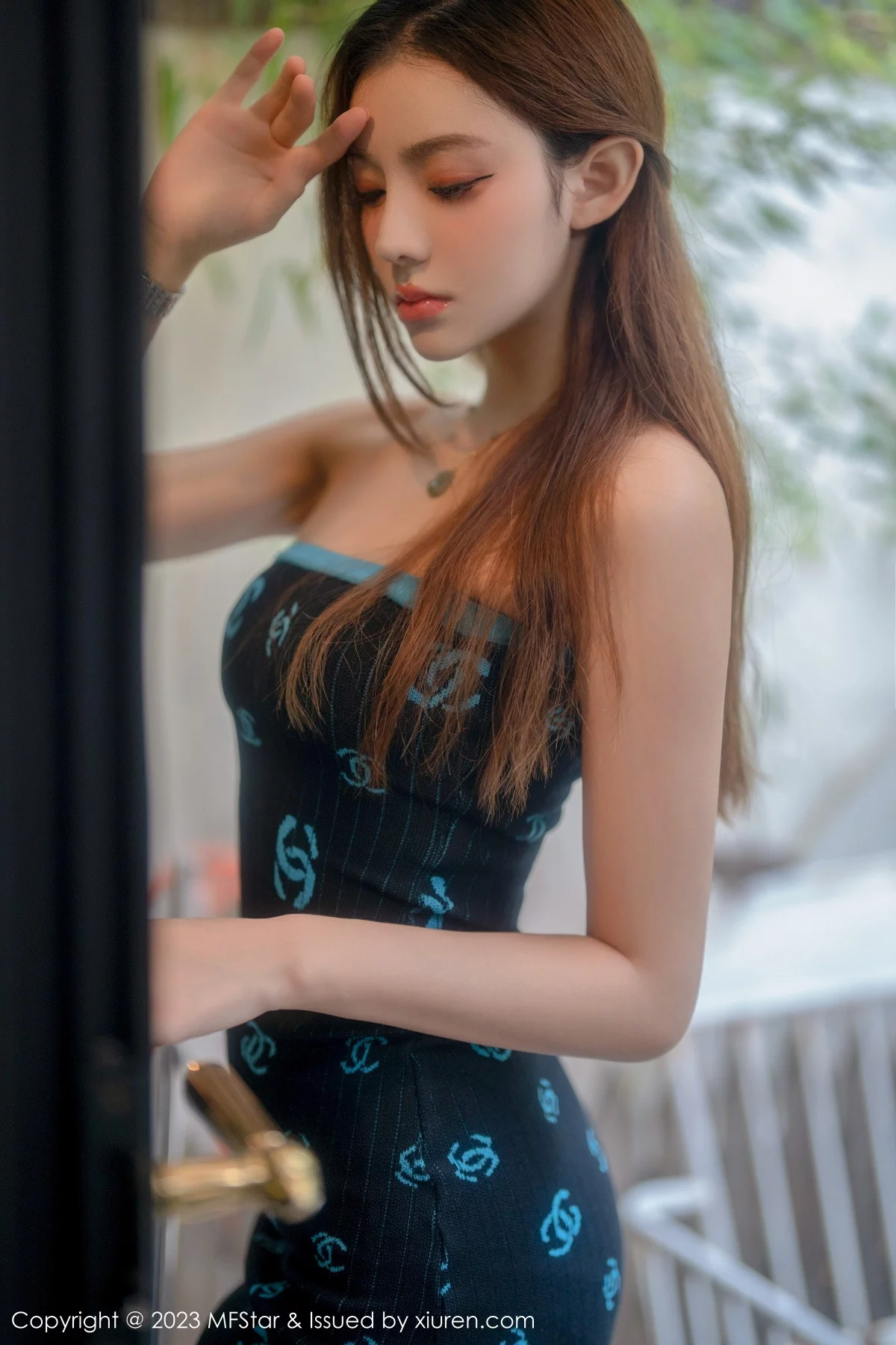 Xgyw.Org_[MFStar模范学院]Vol.586_新人模特加朵babe深色露肩连衣短裙秀魔鬼般凹凸身材诱惑写真73P