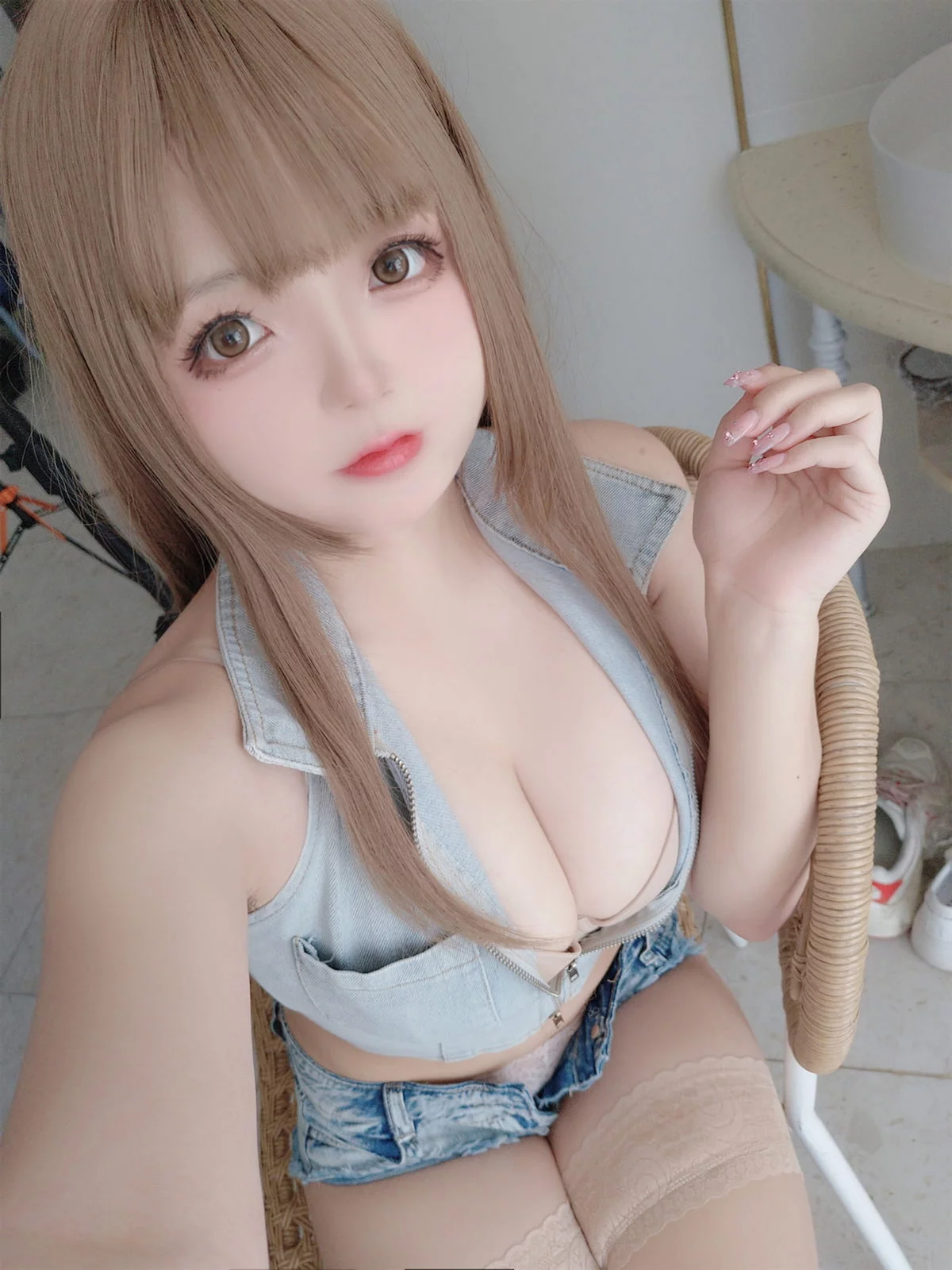 Xgyw.Org_Cosplay美女日奈娇牛仔姐姐主题脱牛仔短裤露白色蕾丝内裤秀翘臀诱惑写真66P