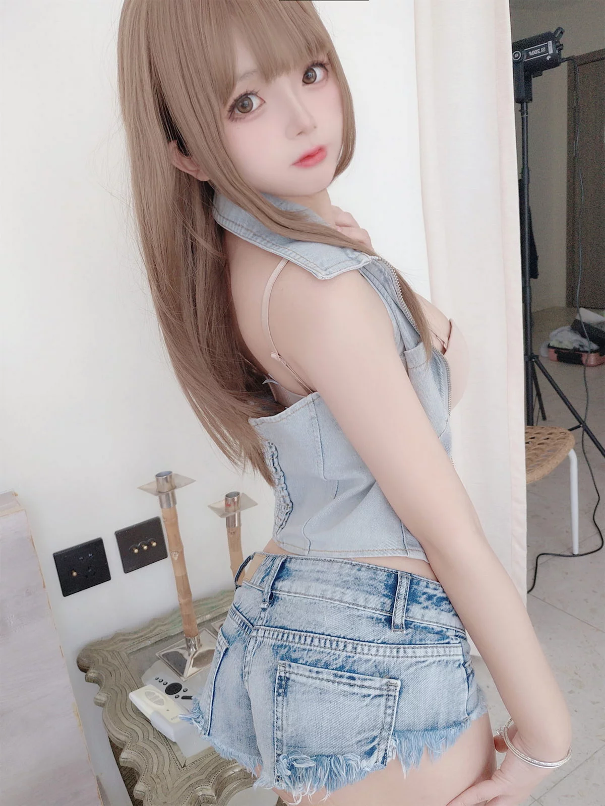 Xgyw.Org_Cosplay美女日奈娇牛仔姐姐主题脱牛仔短裤露白色蕾丝内裤秀翘臀诱惑写真66P