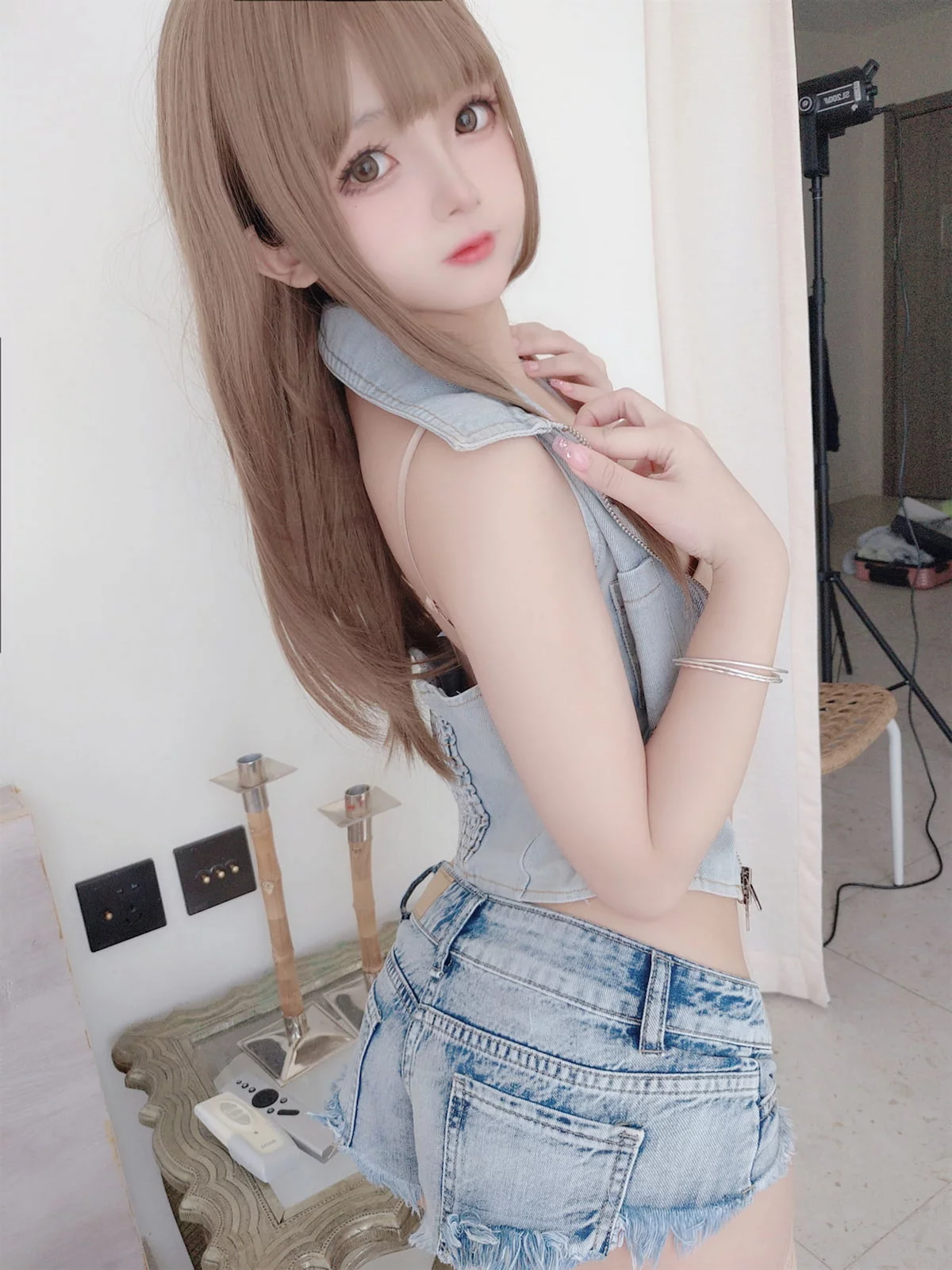 Xgyw.Org_Cosplay美女日奈娇牛仔姐姐主题脱牛仔短裤露白色蕾丝内裤秀翘臀诱惑写真66P