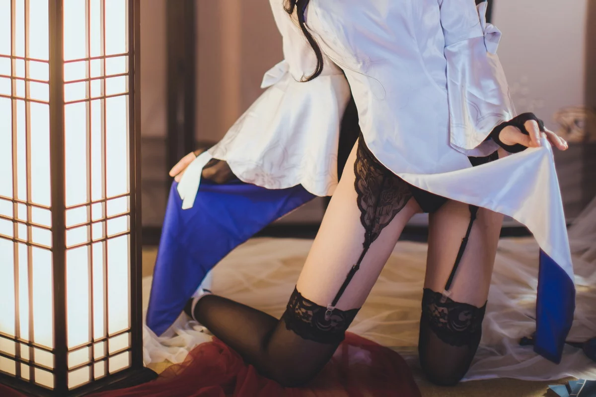 Xgyw.Org_网络美女Coser衣衣95玉玲珑主题私房性感白色旗袍服饰配黑色蕾丝吊袜诱惑写真50P