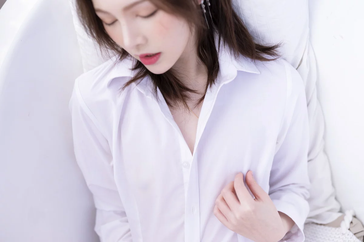 Xgyw.Org_网络美女白露Bululu恋人主题私房床上性感白色蕾丝内衣半脱秀完美身材诱惑写真100P
