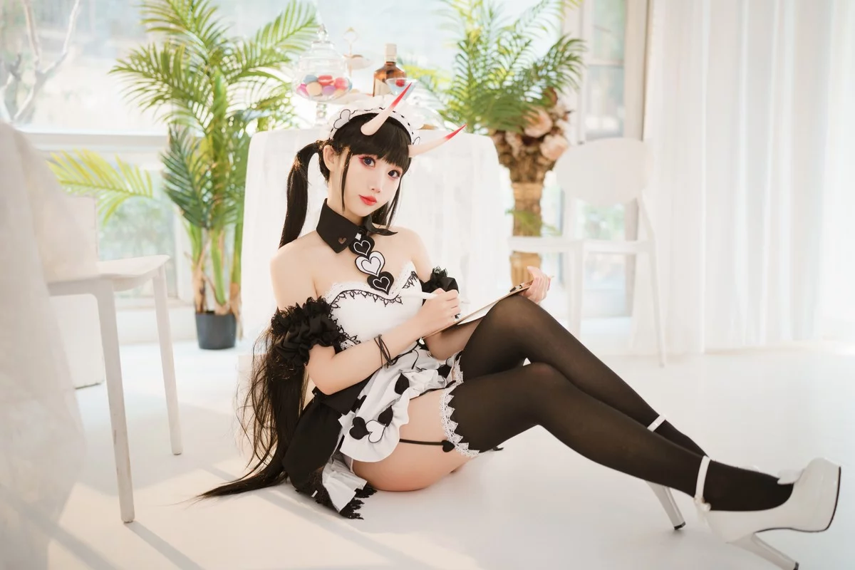 Xgyw.Org_可爱人气Coser面饼仙儿能代女仆主题性感黑白女仆装配黑丝吊袜迷人诱惑写真31P