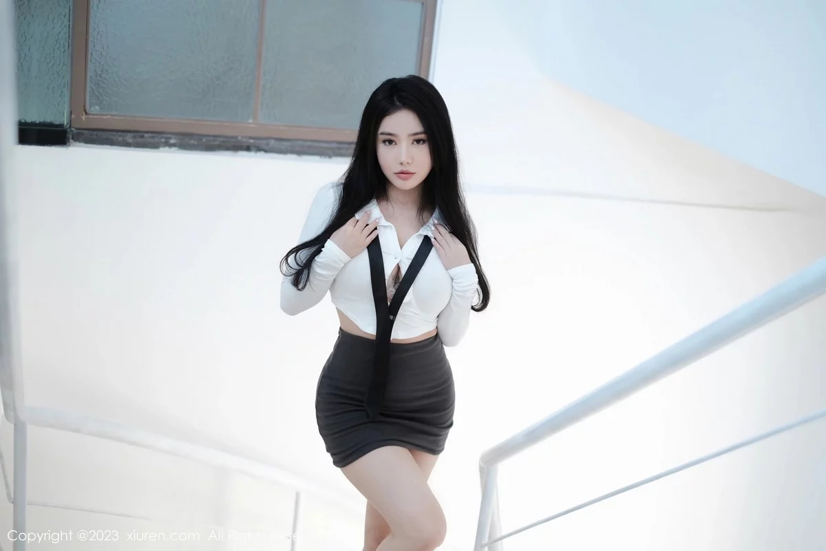 Xgyw.Org_XiuRen第6553期_女神Manuela玛鲁娜性感白T配灰色短裙秀浑圆翘臀迷人诱惑写真42P