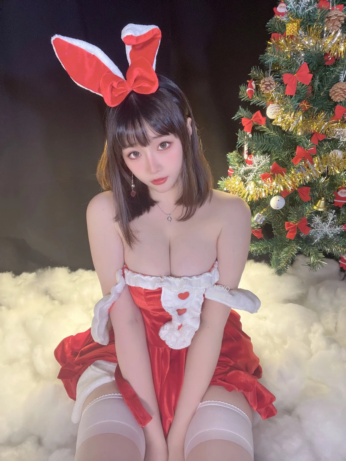 Xgyw.Org_Coser美女是一只废喵了圣诞连衣裙主题性感红色服饰配白丝袜秀丰满身材诱惑写真72P