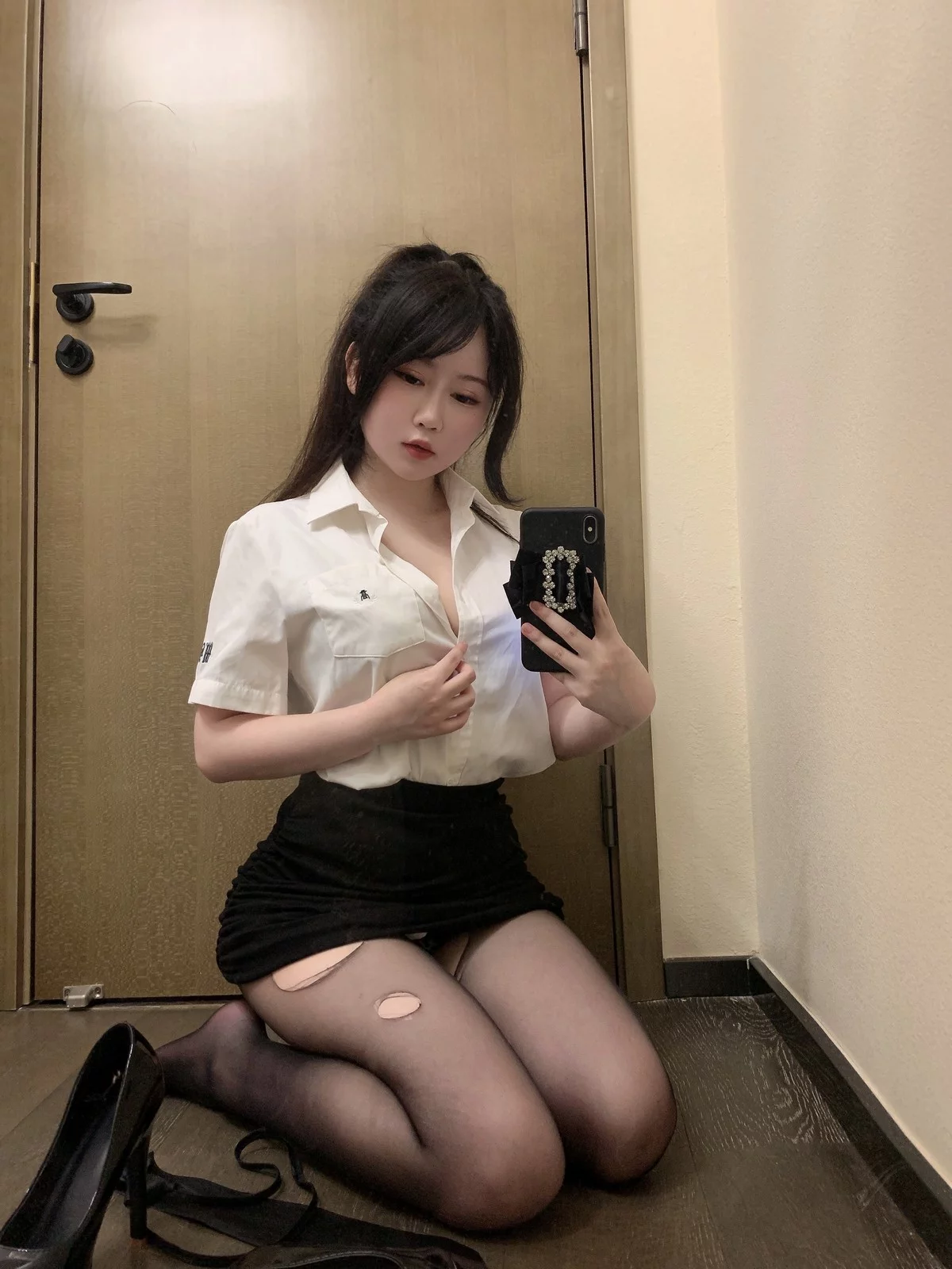 Xgyw.Org_蜜桃少女是依酱呀刚入职的新人主题性感白T配黑短裙露黑色蕾丝内衣诱惑写真40P