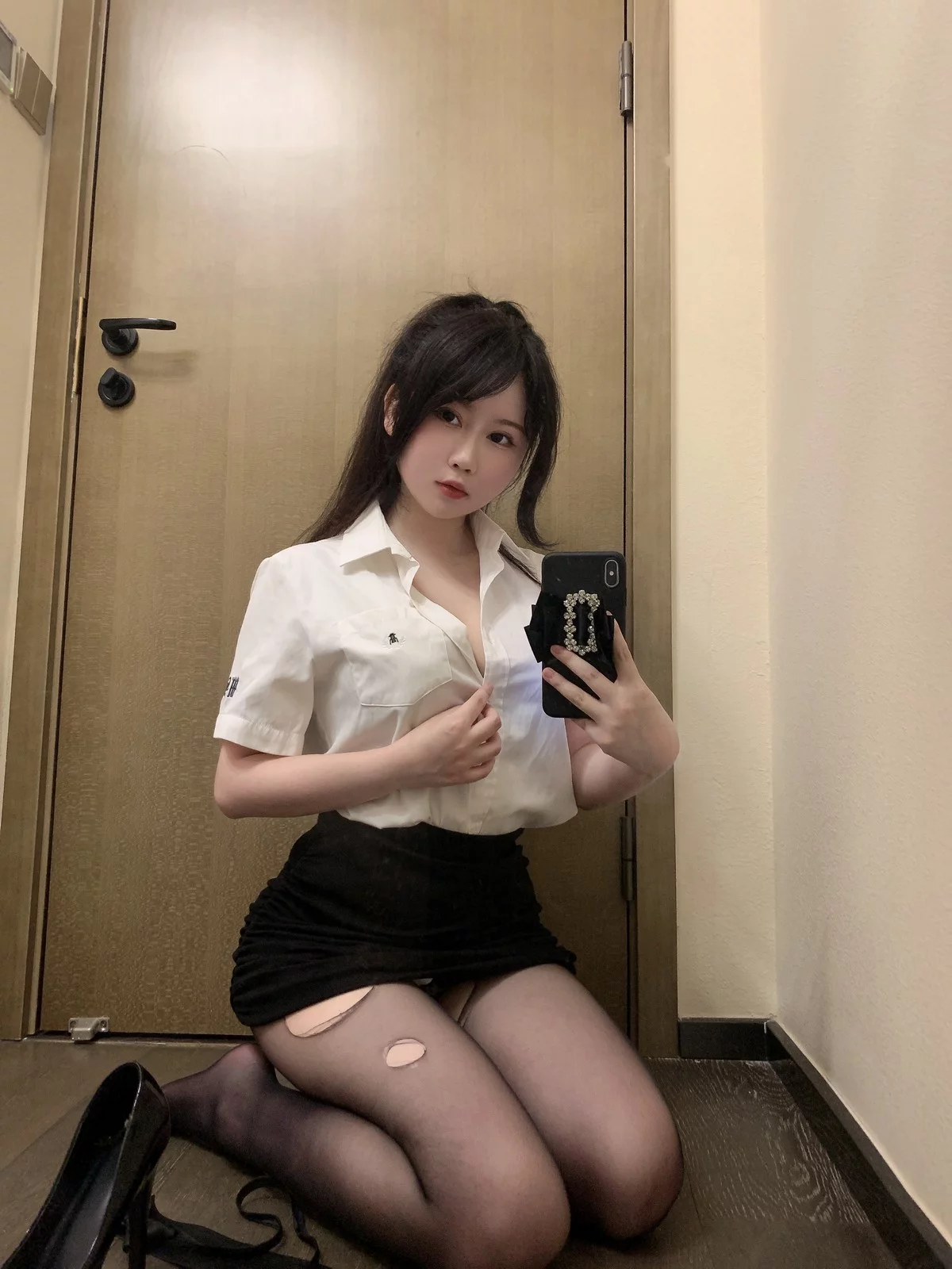 Xgyw.Org_蜜桃少女是依酱呀刚入职的新人主题性感白T配黑短裙露黑色蕾丝内衣诱惑写真40P