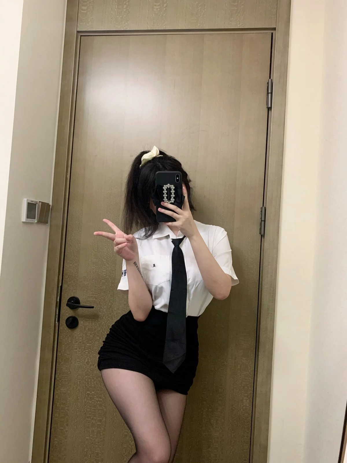Xgyw.Org_蜜桃少女是依酱呀刚入职的新人主题性感白T配黑短裙露黑色蕾丝内衣诱惑写真40P