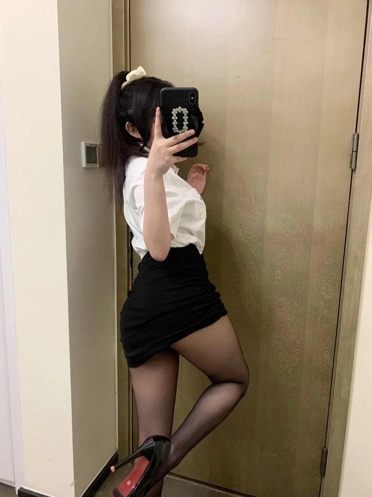 Xgyw.Org_蜜桃少女是依酱呀刚入职的新人主题性感白T配黑短裙露黑色蕾丝内衣诱惑写真40P