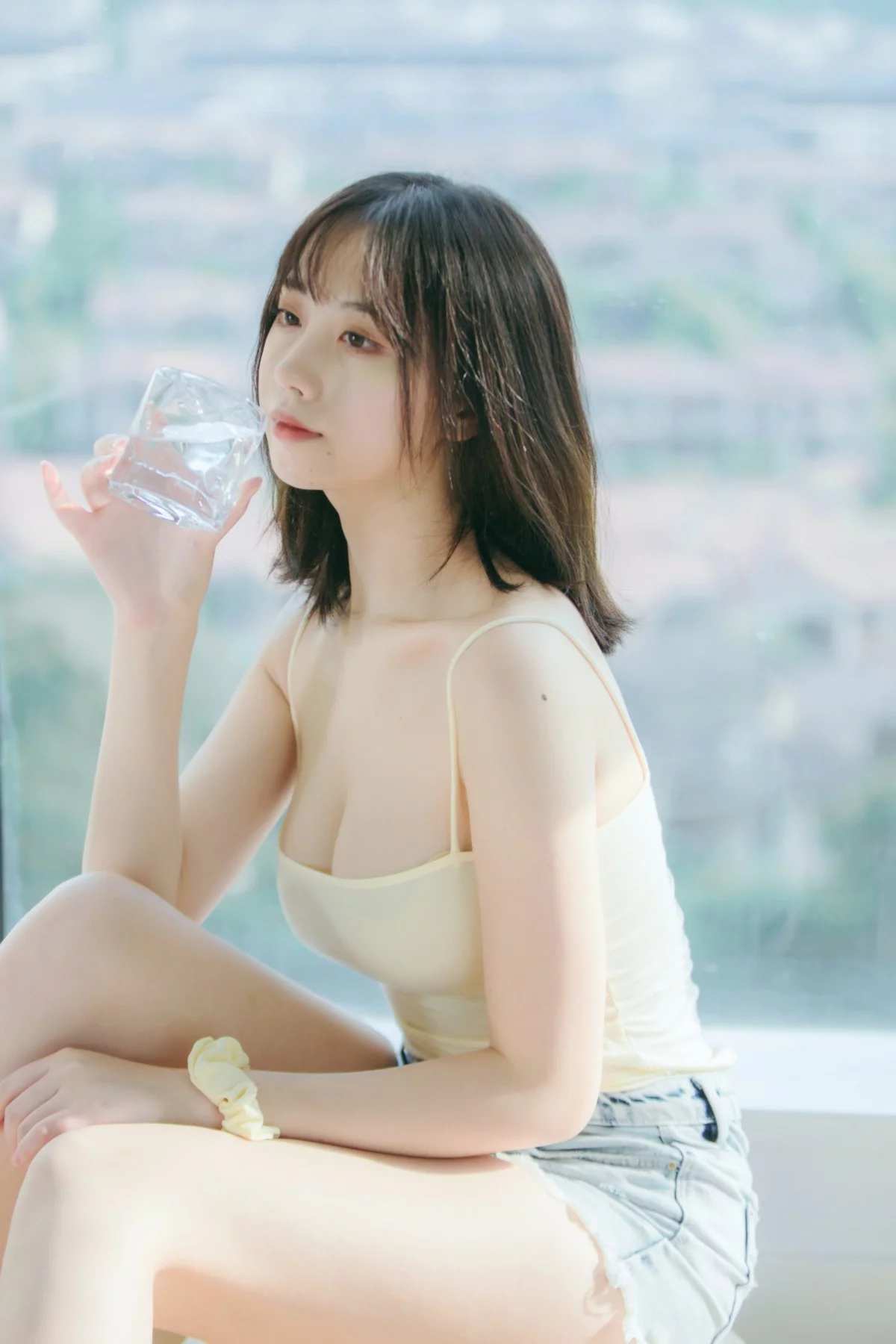 Xgyw.Org_次元少女念雪ww夏日柠檬主题性感低胸吊带上衣配牛仔短裤秀完美身材诱惑写真32P