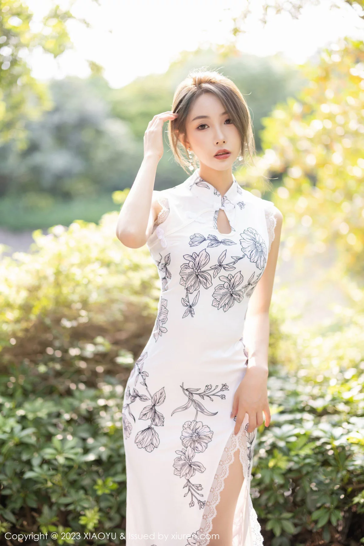 Xgyw.Org_[XiaoYu画语界]Vol.1022_模特苏苏阿性感白色图案旗袍露蓝色蕾丝内衣秀绝美身姿诱惑写真81P