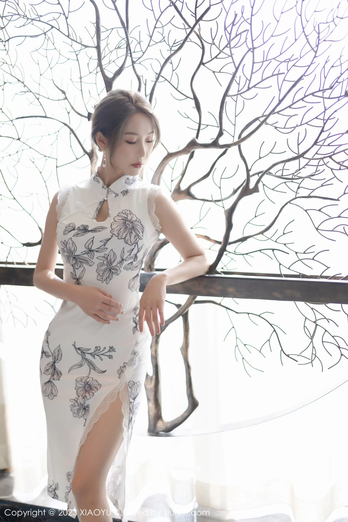 Xgyw.Org_[XiaoYu画语界]Vol.1022_模特苏苏阿性感白色图案旗袍露蓝色蕾丝内衣秀绝美身姿诱惑写真81P