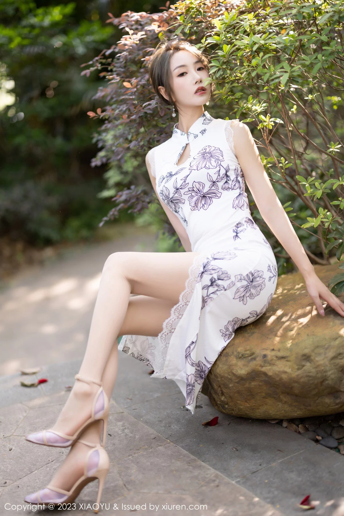 Xgyw.Org_[XiaoYu画语界]Vol.1022_模特苏苏阿性感白色图案旗袍露蓝色蕾丝内衣秀绝美身姿诱惑写真81P