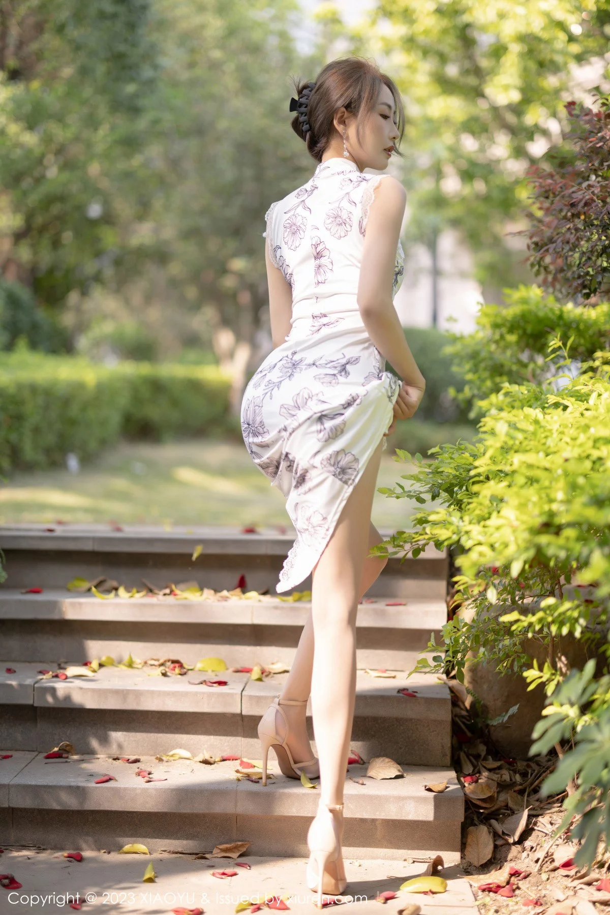Xgyw.Org_[XiaoYu画语界]Vol.1022_模特苏苏阿性感白色图案旗袍露蓝色蕾丝内衣秀绝美身姿诱惑写真81P