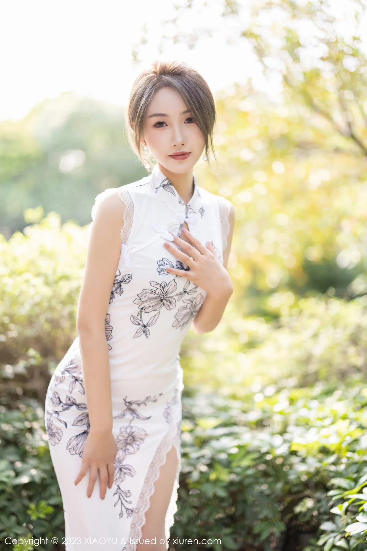 Xgyw.Org_[XiaoYu画语界]Vol.1022_模特苏苏阿性感白色图案旗袍露蓝色蕾丝内衣秀绝美身姿诱惑写真81P