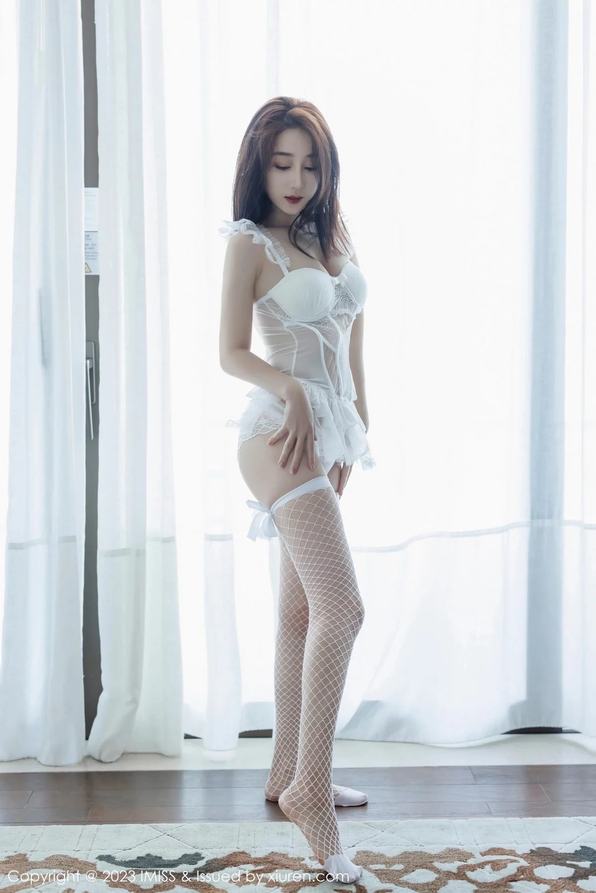 Xgyw.Org_[IMISS爱蜜社]Vol.733_模特九月生性感白色蕾丝轻透连衣裙配白丝网袜秀美腿诱惑写真40P
