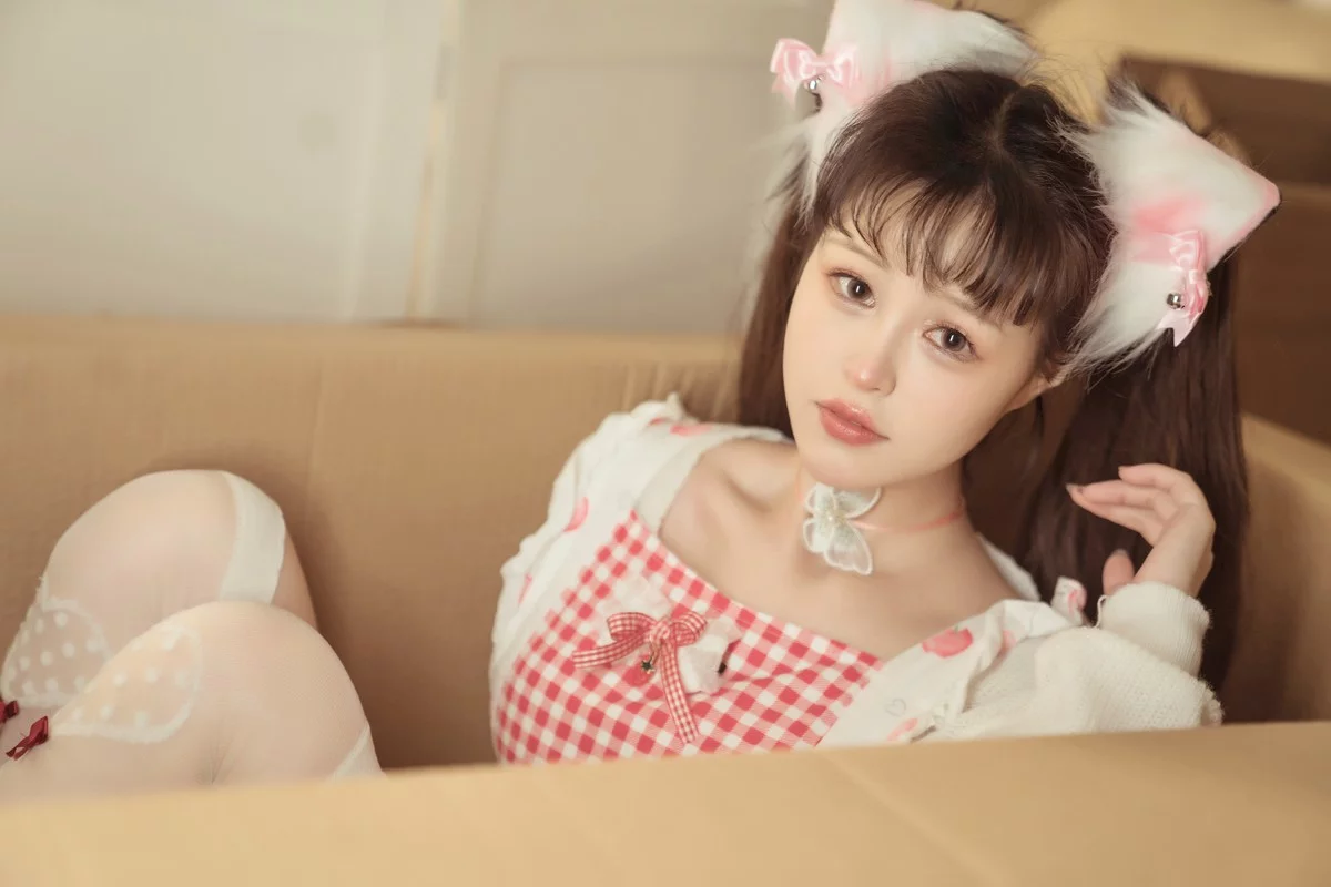 Xgyw.Org_网络美少女晕崽Zz箱娘主题私房性感白色毛衣半撩露傲人豪乳遮点极致诱惑写真52P