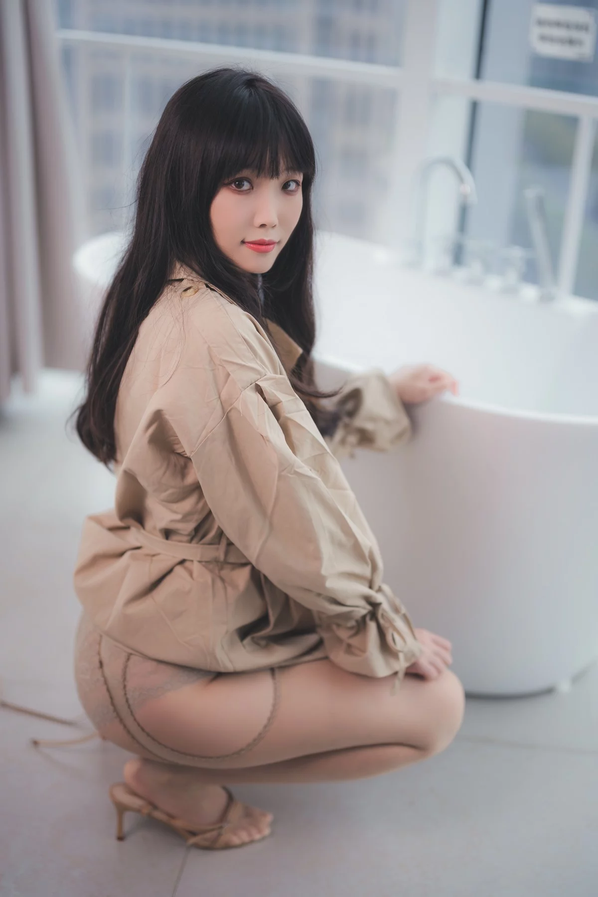 Xgyw.Org_网络美女汪知子风衣主题私房浴室脱风衣露性感蕾丝内衣配开档肉丝完美诱惑写真52P