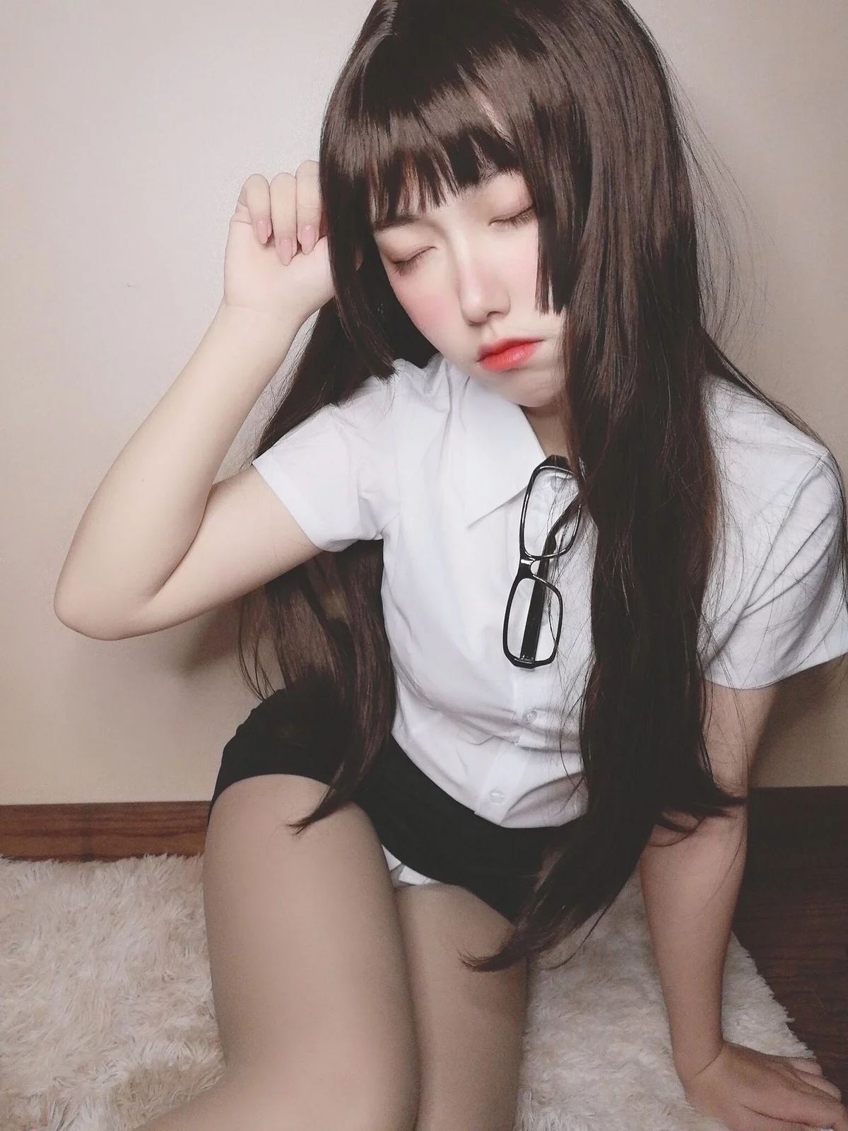 Xgyw.Org_网红美女yuzukitty柚子猫醉酒小秘书主题性感白T配黑短裙露蕾丝内衣诱惑写真52P
