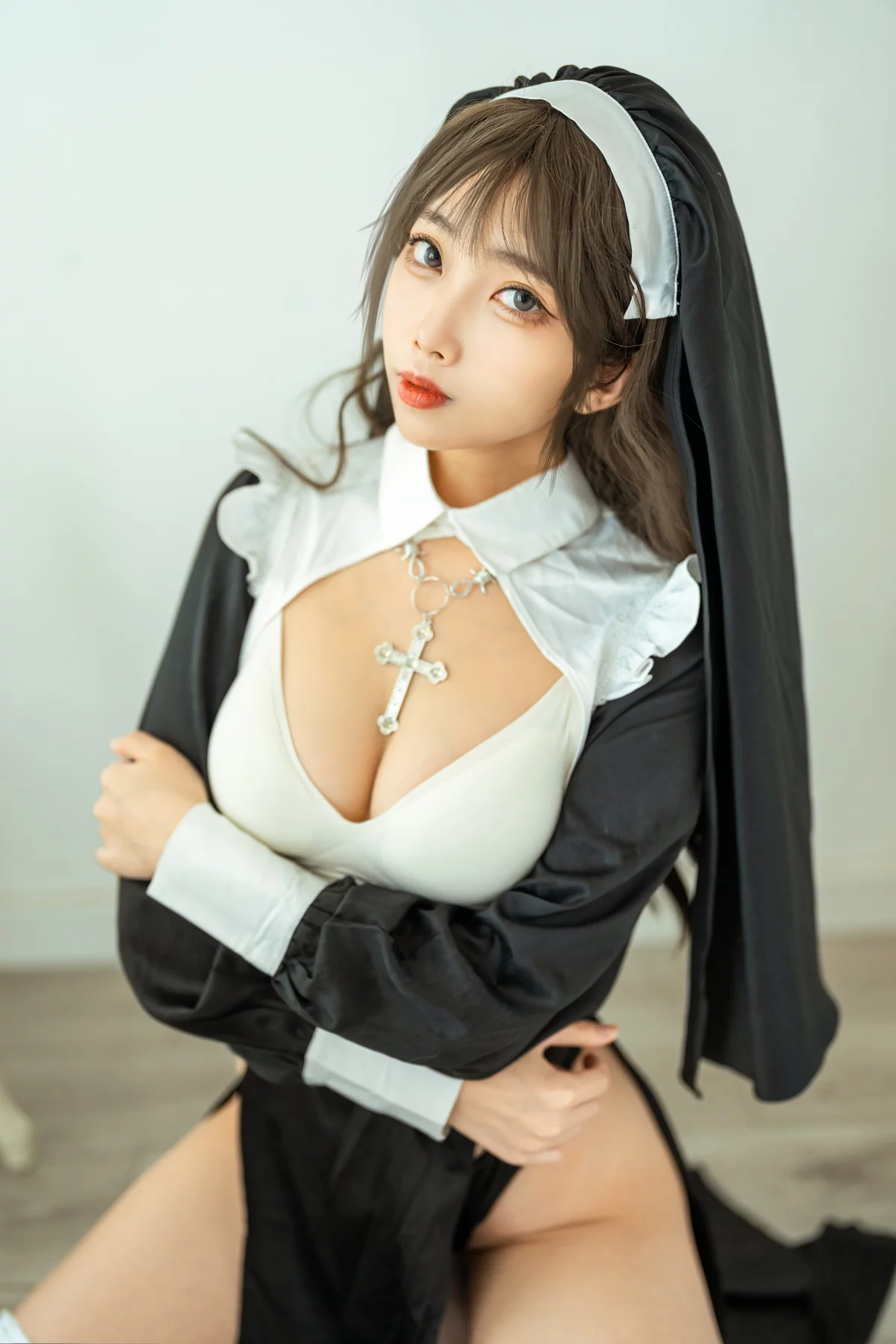 Xgyw.Org_网络美女杏仁曲奇忏悔修女主题黑白修女服饰配白色蕾丝袜秀翘臀美腿诱惑写真45P