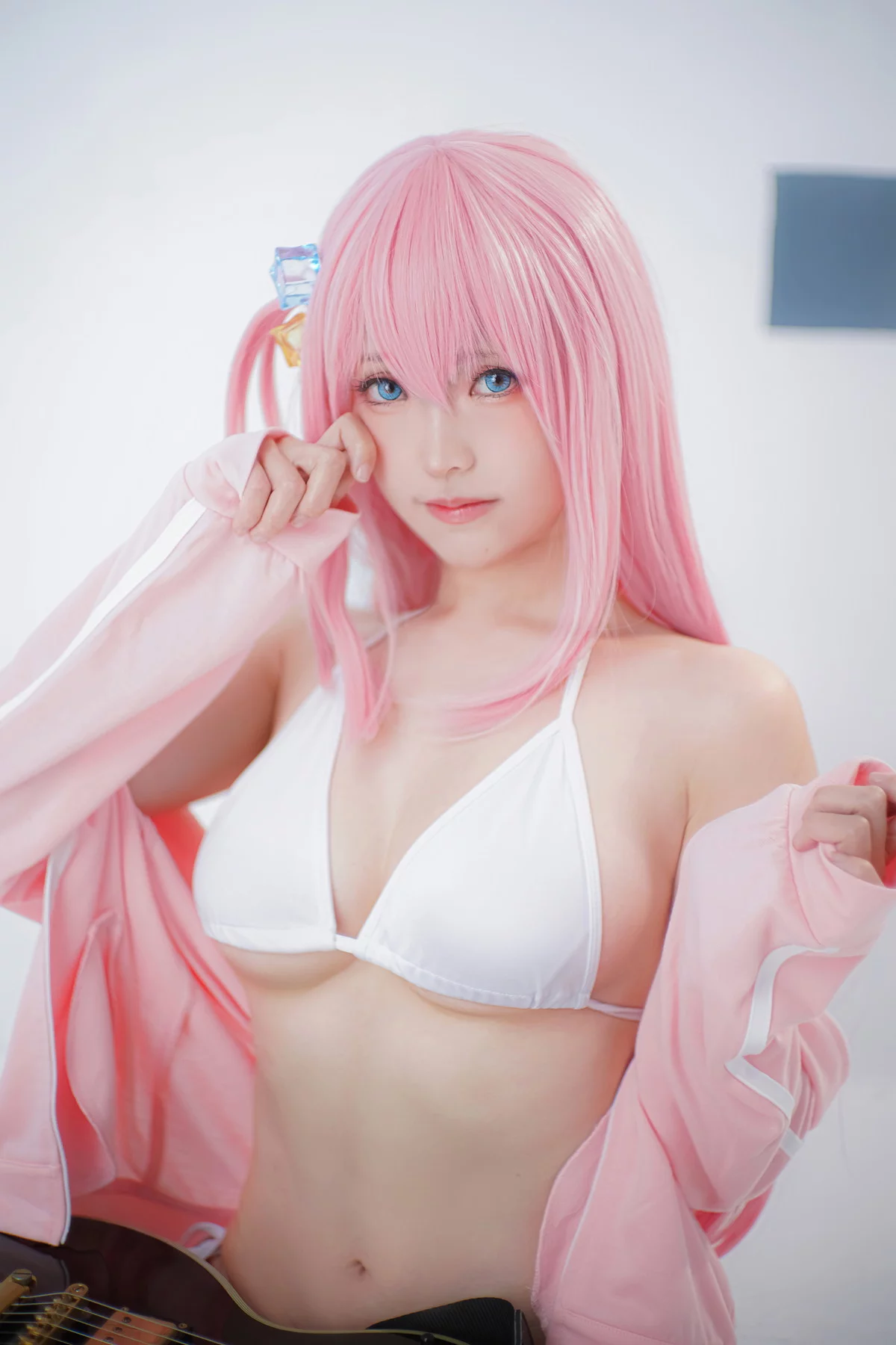 Xgyw.Org_Coser妹子Ely_eee-2023.May D-Hitori Goto主题脱粉色外衣露性感白色内衣诱惑写真31P