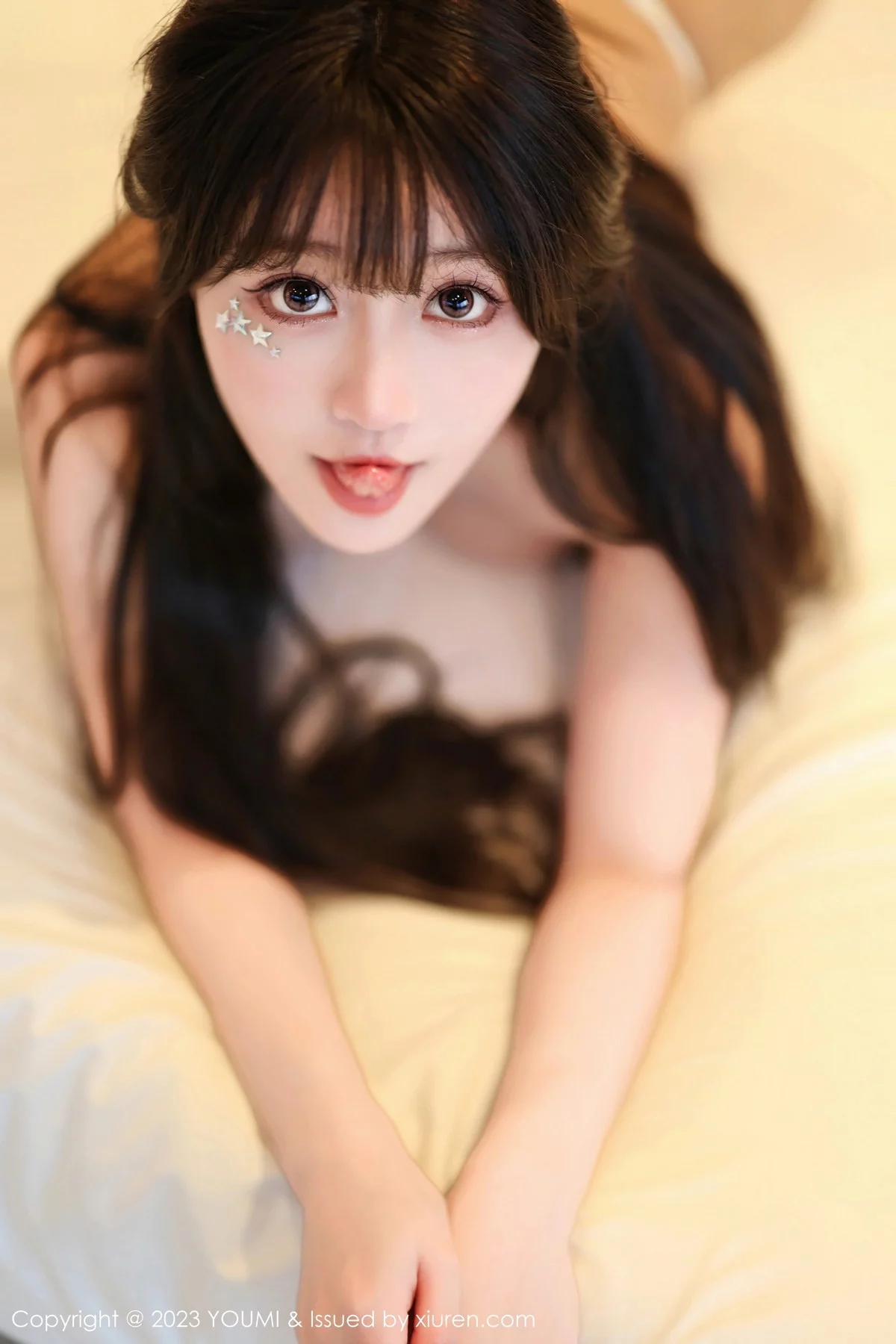 Xgyw.Org_[YouMi尤蜜荟]Vol.964_女神朱可儿Flora黄灰短款服饰配白丝袜半脱秀丰满身材诱惑写真74P