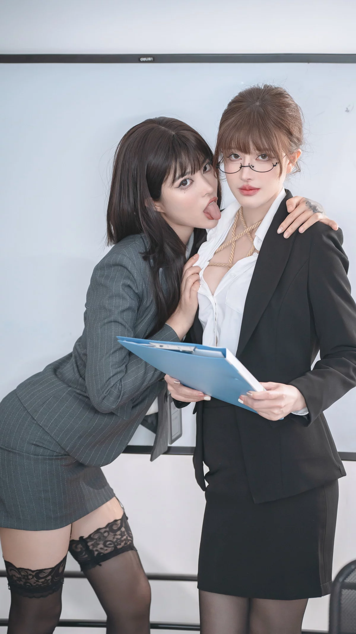 Xgyw.Org_网络美女鹿八岁女上司和女下属主题脱性感职业装露红色蕾丝内衣撩人诱惑写真64P