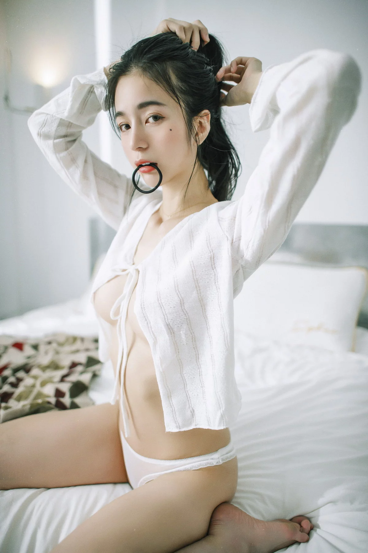 Xgyw.Org_网络美女辰辰小开衫主题私房床上性感白色开衫配白色内裤秀曼妙身姿诱惑写真81P