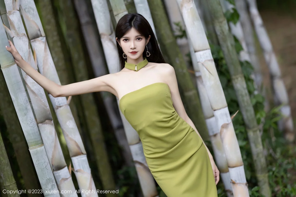 Xgyw.Org_XiuRen第7241期_模特程程程性感果绿连衣长裙+链式情趣内衣秀完美身材诱惑写真83P