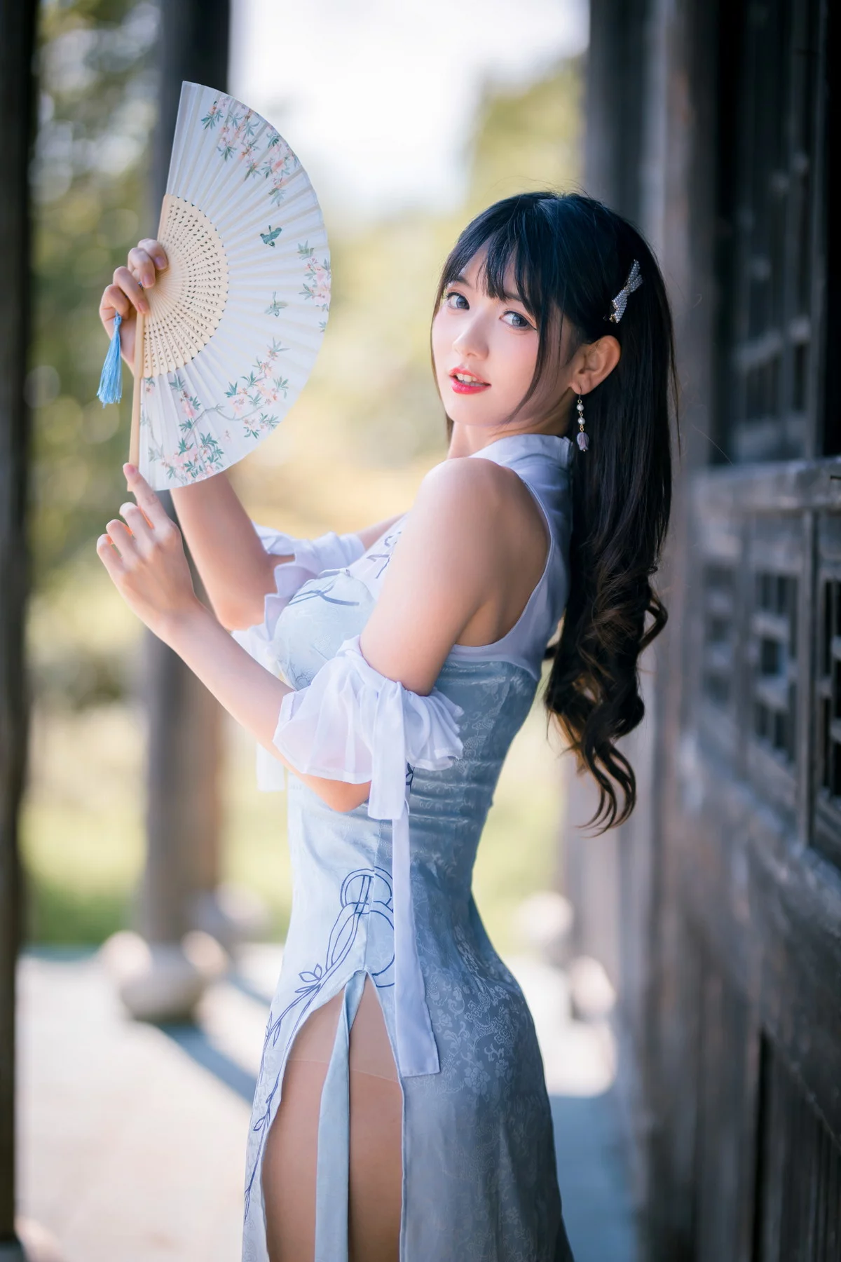 Xgyw.Org_网络美女陆卿卿蓝色旗袍主题户外古典拍摄性感高开叉旗袍秀美腿迷人诱惑写真25P
