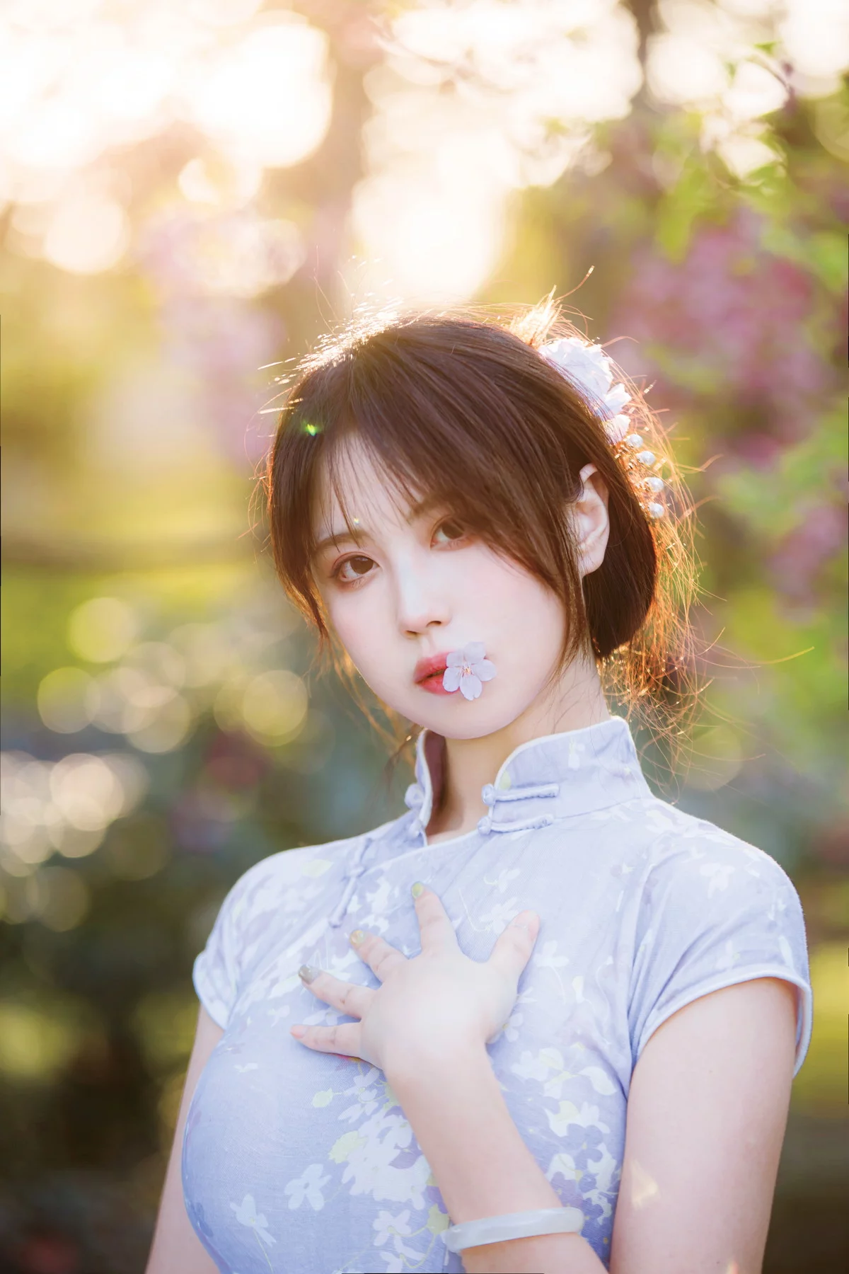 Xgyw.Org_次元少女念雪ww旗袍主题户外樱桃花丛中性感花色旗袍秀完美身材迷人写真38P