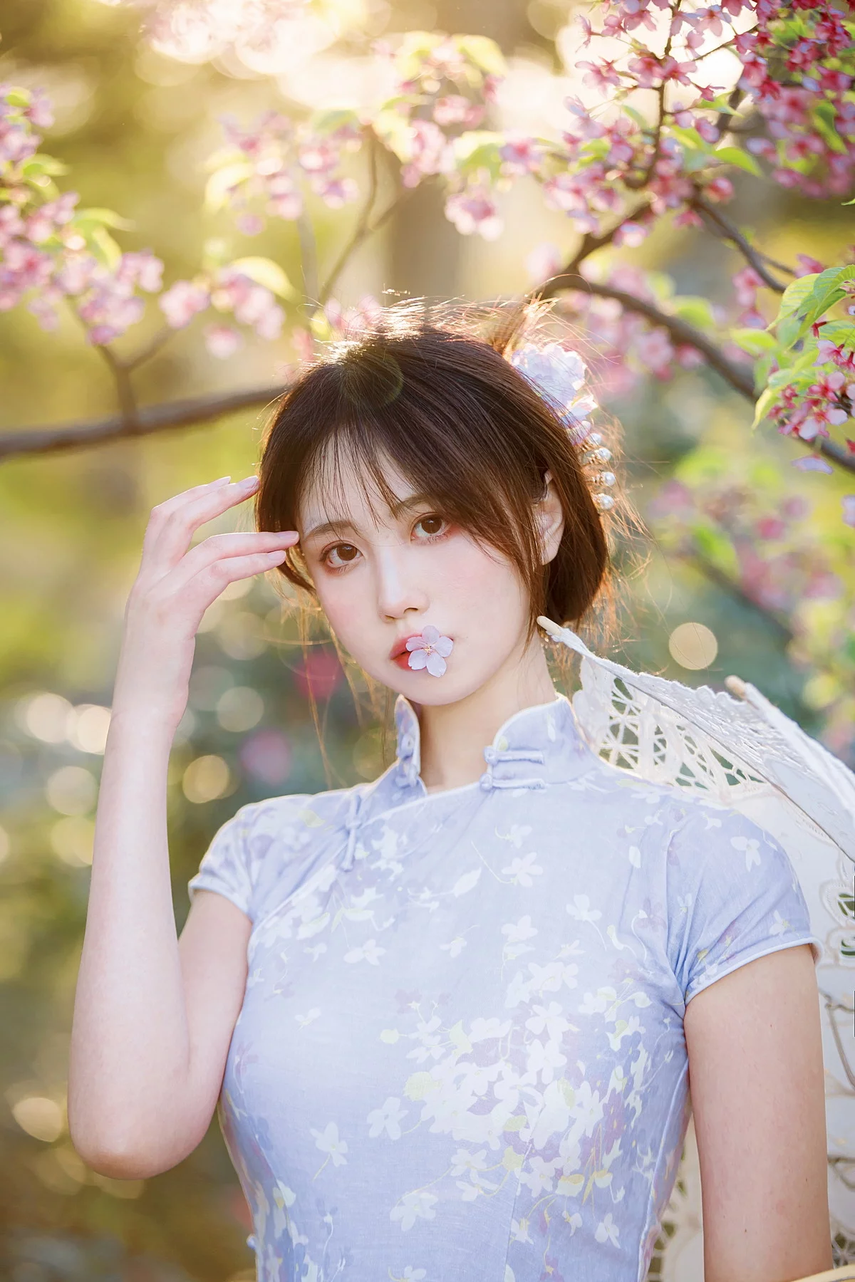 Xgyw.Org_次元少女念雪ww旗袍主题户外樱桃花丛中性感花色旗袍秀完美身材迷人写真38P