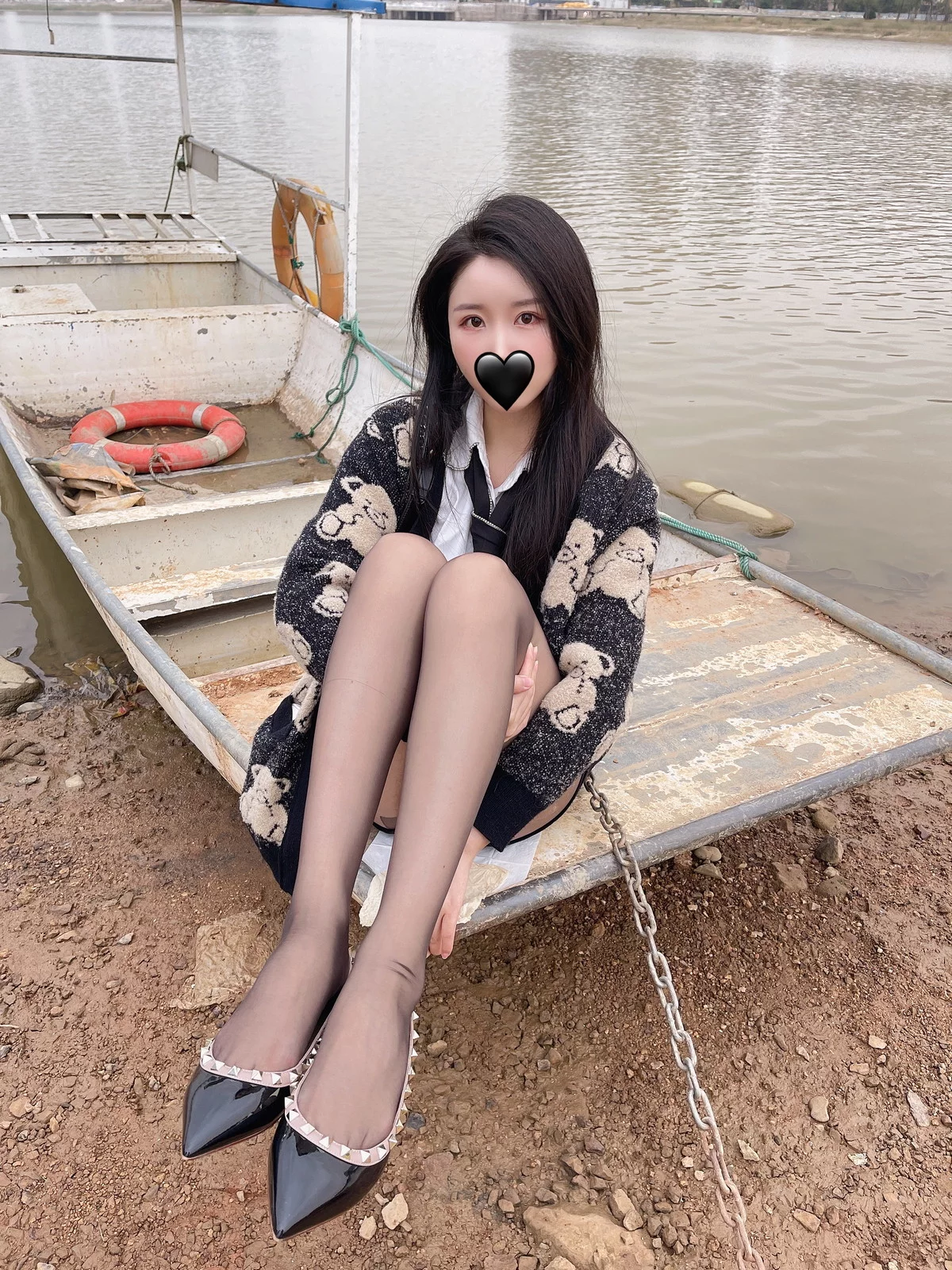 Xgyw.Org_微博博主July芝岚毛衣风采主题户外黑色毛衣下性感白T配超薄黑丝迷人诱惑写真56P
