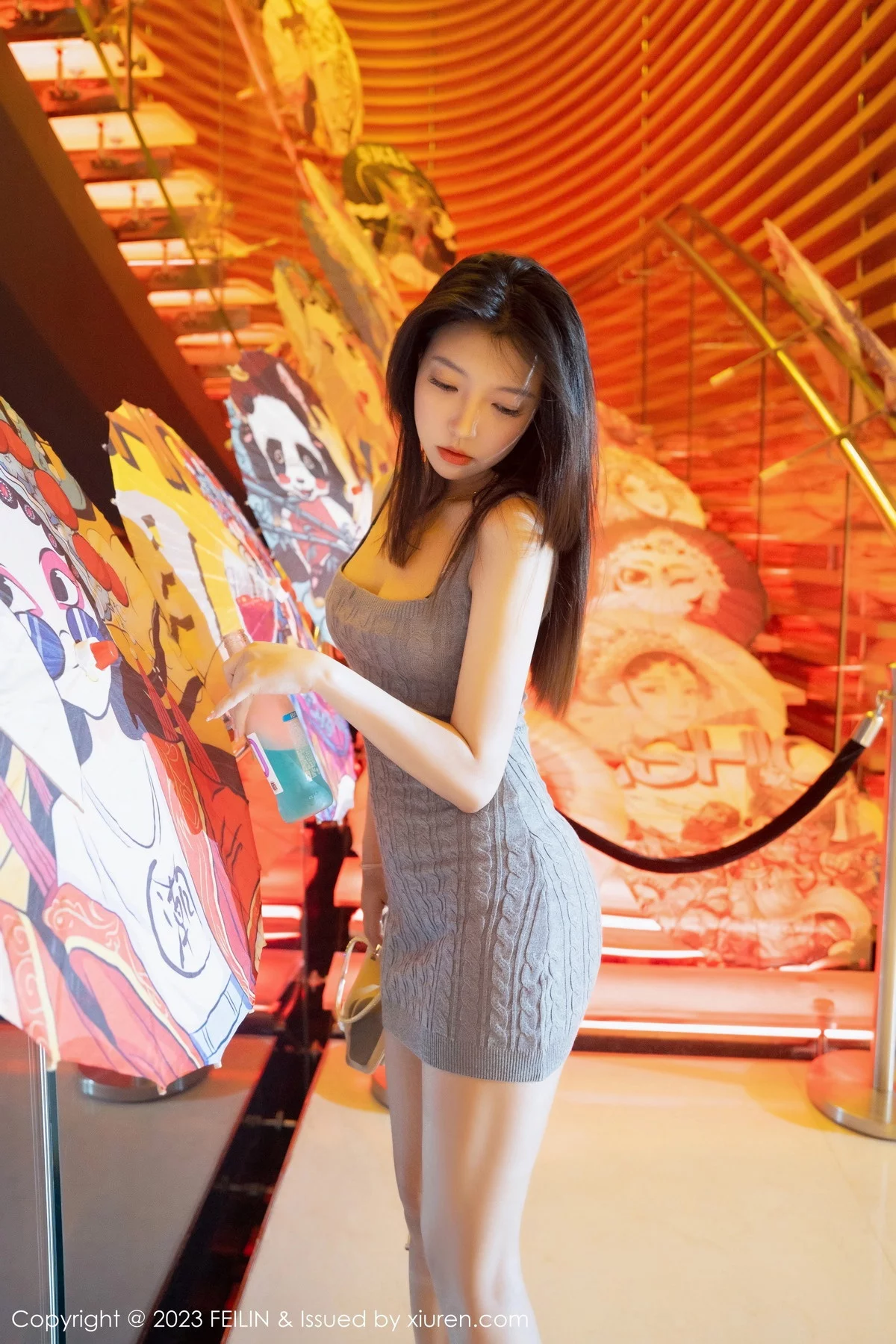 Xgyw.Org_[FeiLin嗲囡囡]VOL.468_女神冯木木LRIS灰色针织背带短裙露性感黑色内衣迷人诱惑写真76P