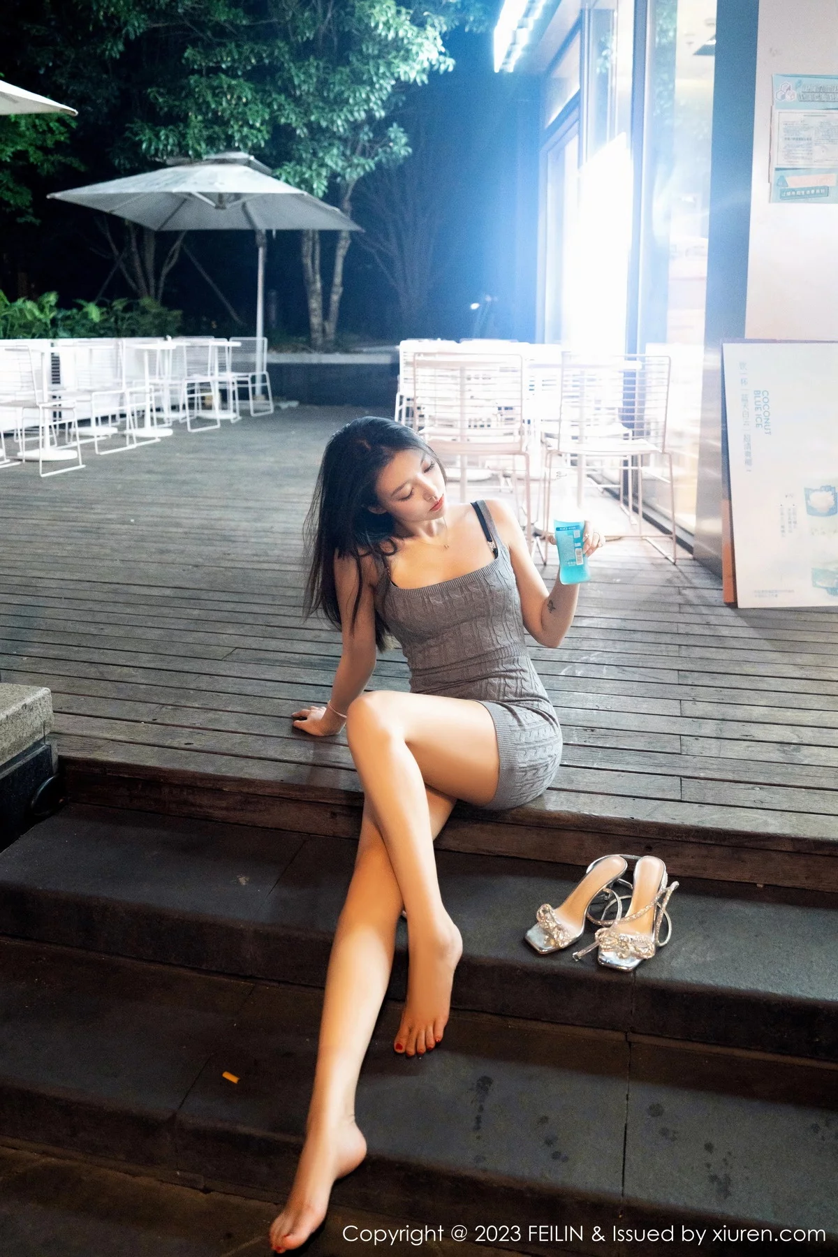 Xgyw.Org_[FeiLin嗲囡囡]VOL.468_女神冯木木LRIS灰色针织背带短裙露性感黑色内衣迷人诱惑写真76P