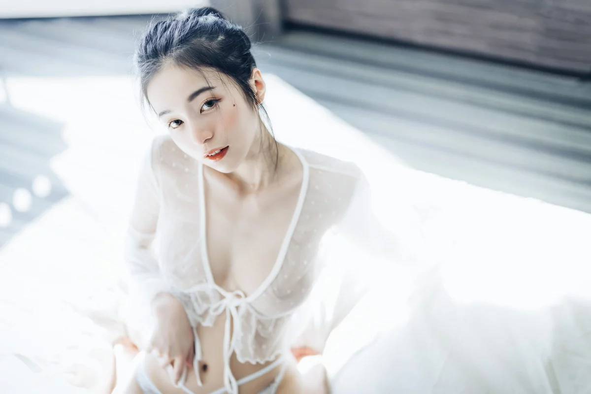 Xgyw.Org_网络美女辰辰不止黑丝主题私房性感红色吊裙+白色薄纱内衣秀完美身材诱惑写真132P
