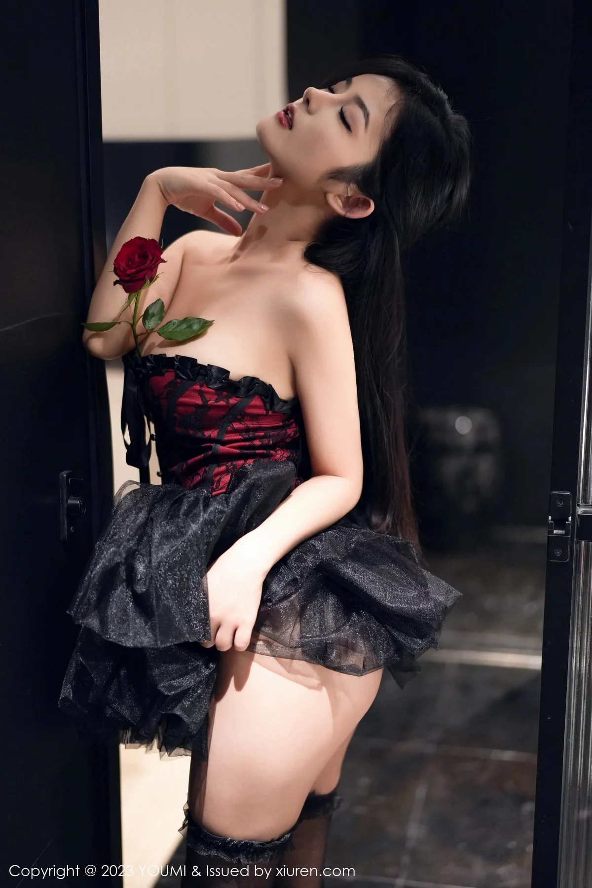 Xgyw.Org_[YouMi尤蜜荟]Vol.991_模特谭小灵性感黑色露肩情趣服饰配黑丝袜秀丰腴身材诱惑写真74P