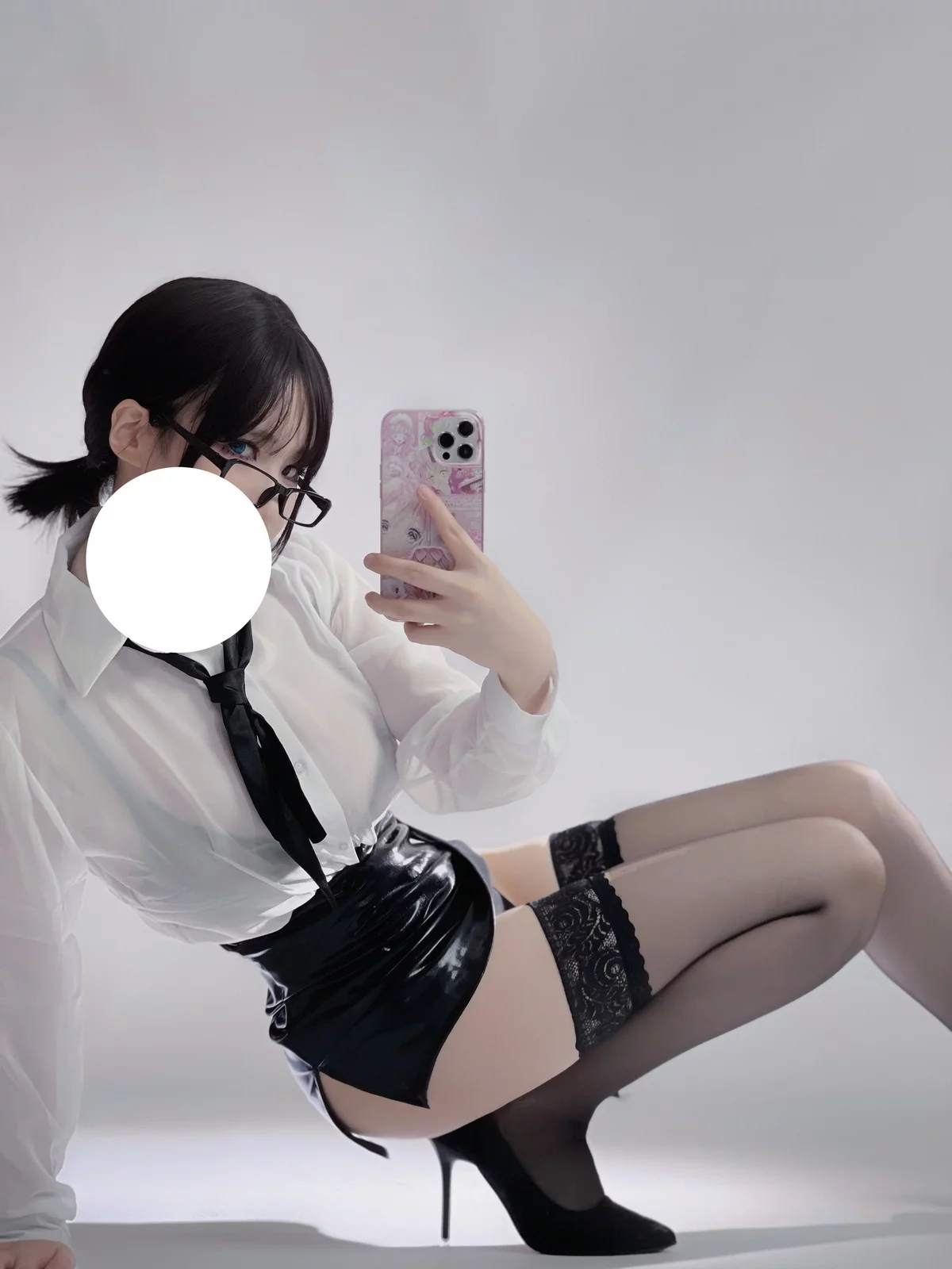 Xgyw.Org_Cos小姐姐幼爱youmeko黑丝眼镜OL主题性感白T配黑短裙露超薄黑丝秀美腿诱惑写真28P