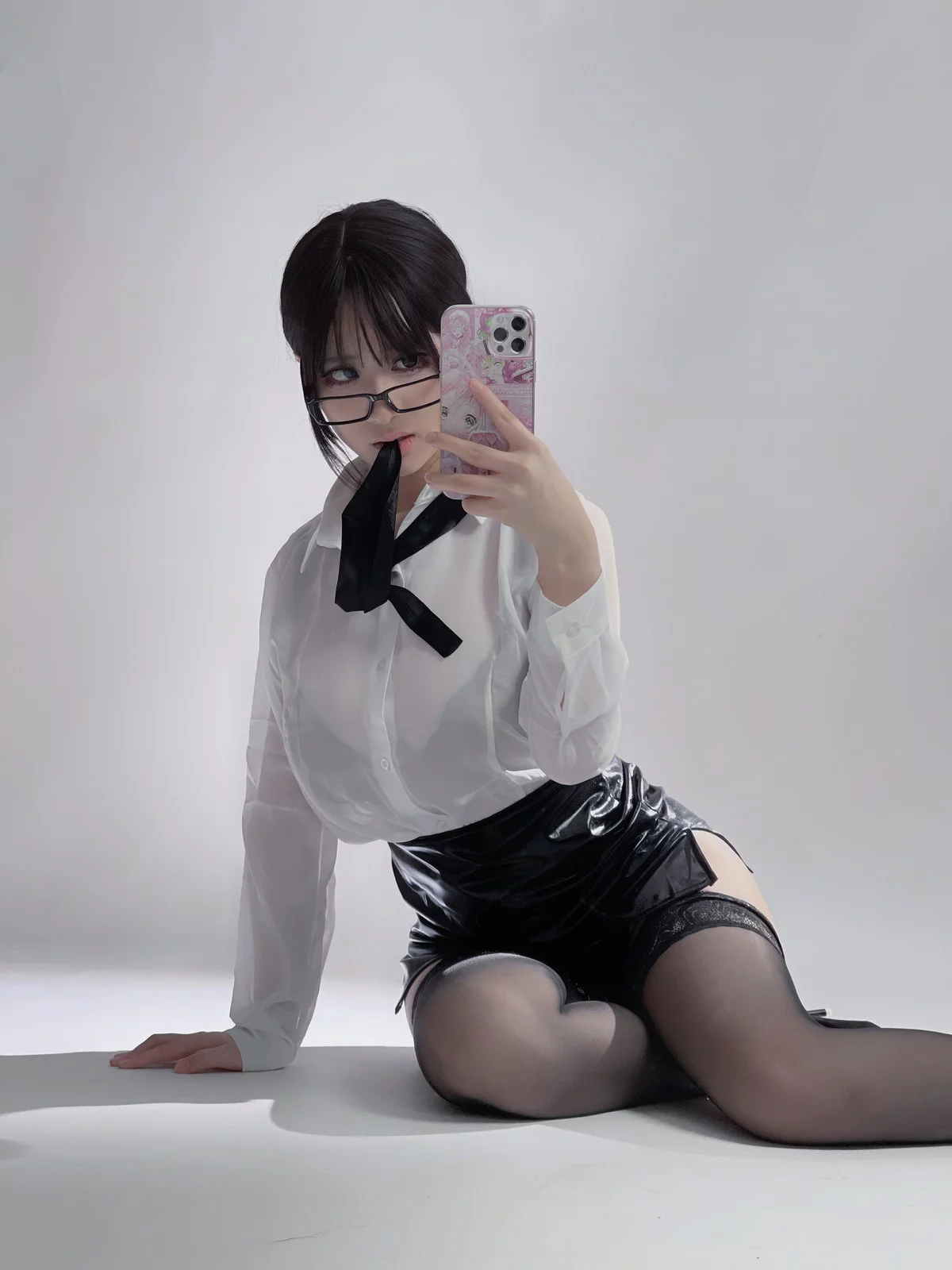 Xgyw.Org_Cos小姐姐幼爱youmeko黑丝眼镜OL主题性感白T配黑短裙露超薄黑丝秀美腿诱惑写真28P